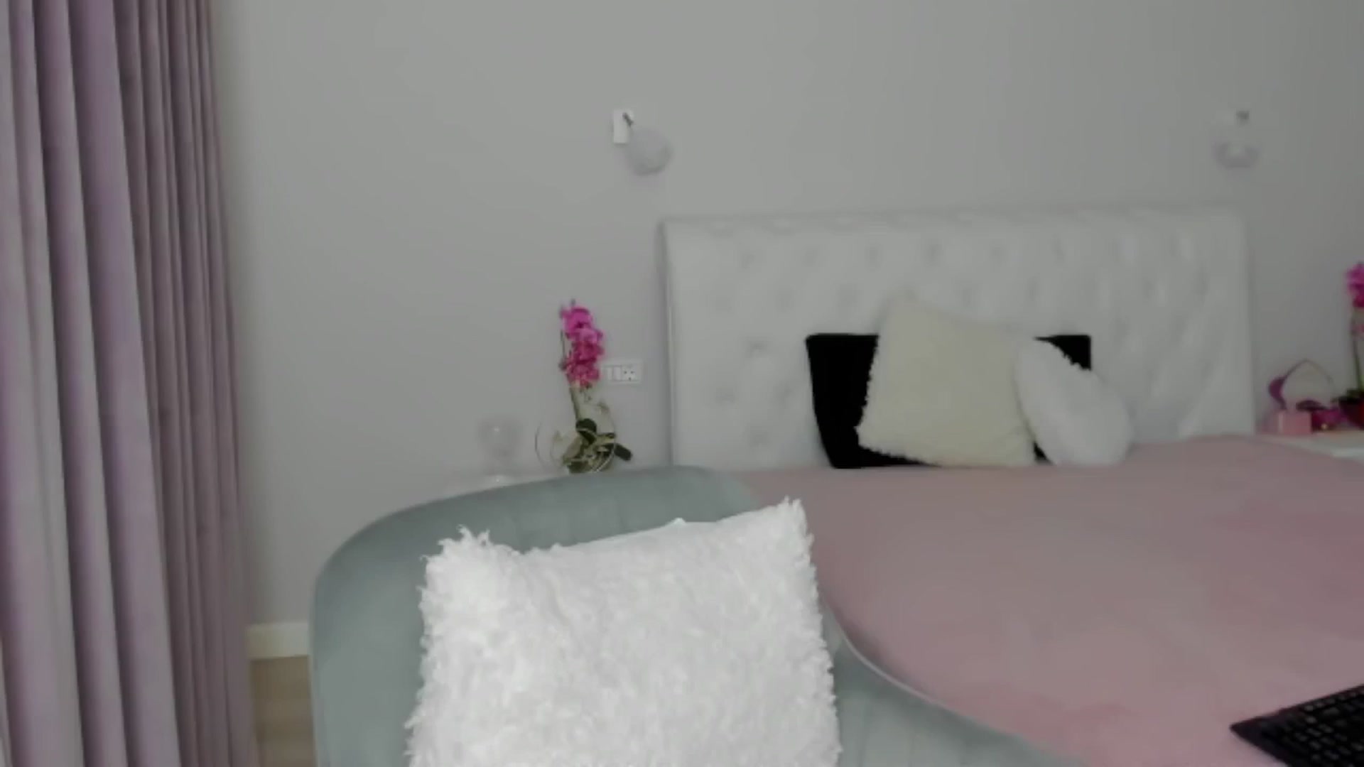 Gallery image thumbnail from Angieerosee's myfreecams stream on, 11/23/2024, 17:42 image 17 of 20