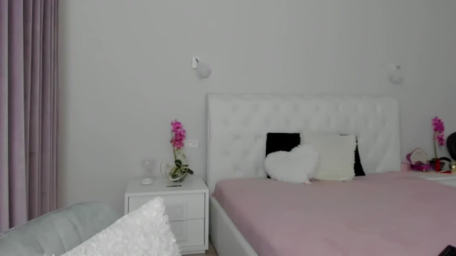 Gallery image thumbnail from Angieerosee's myfreecams stream on, 11/27/2024, 18:31 image 17 of 20