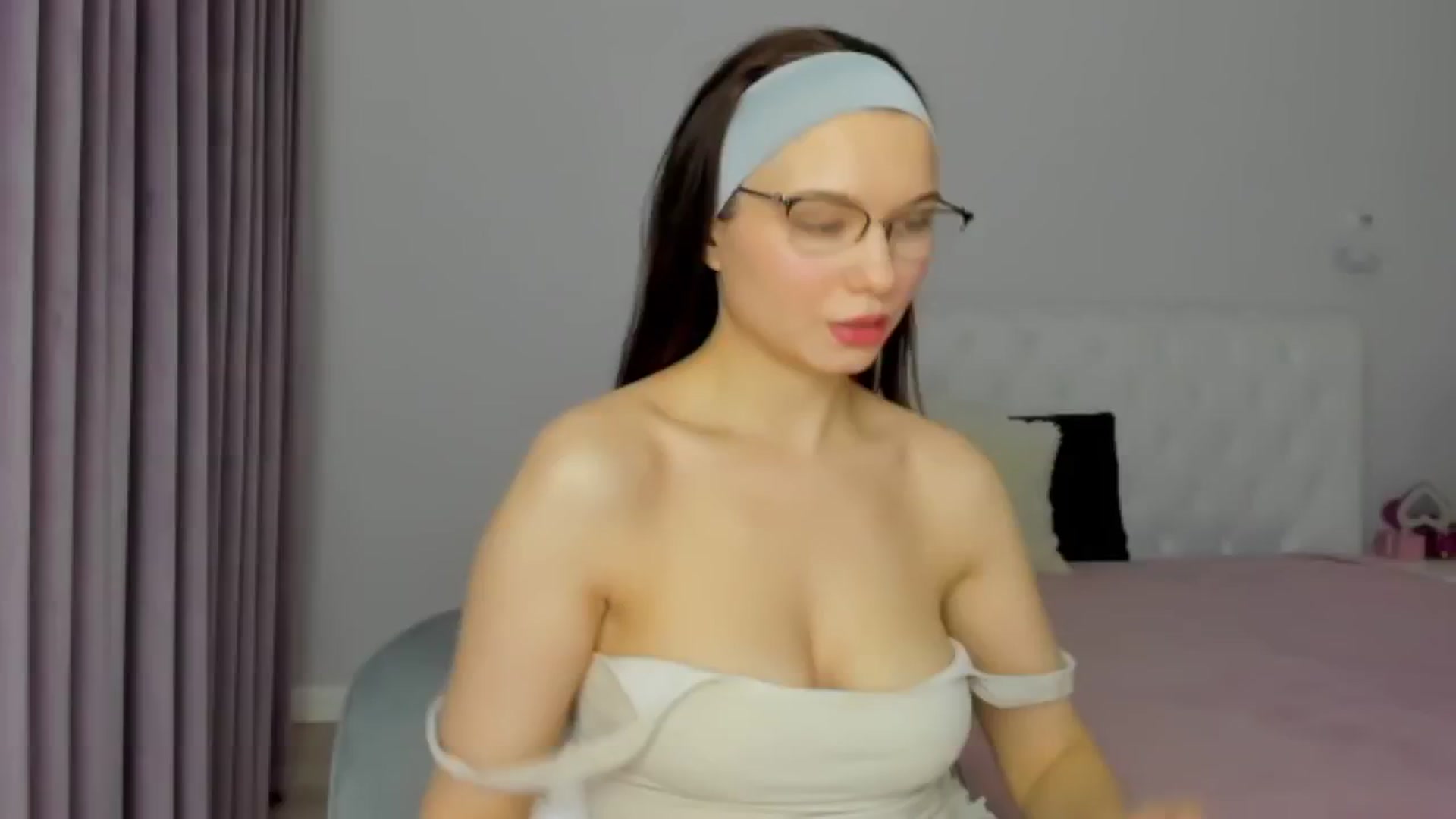 Gallery image thumbnail from Angieerosee's myfreecams stream on, 12/04/2024, 15:42 image 6 of 20
