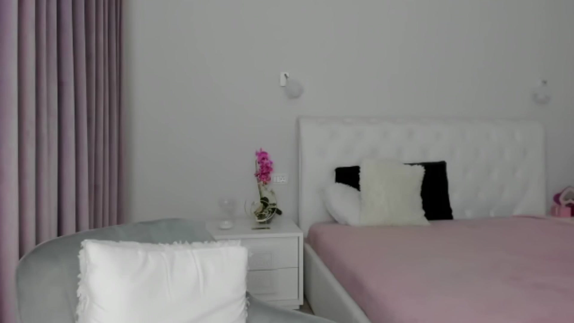 Gallery image thumbnail from Angieerosee's myfreecams stream on, 12/04/2024, 18:25 image 4 of 20