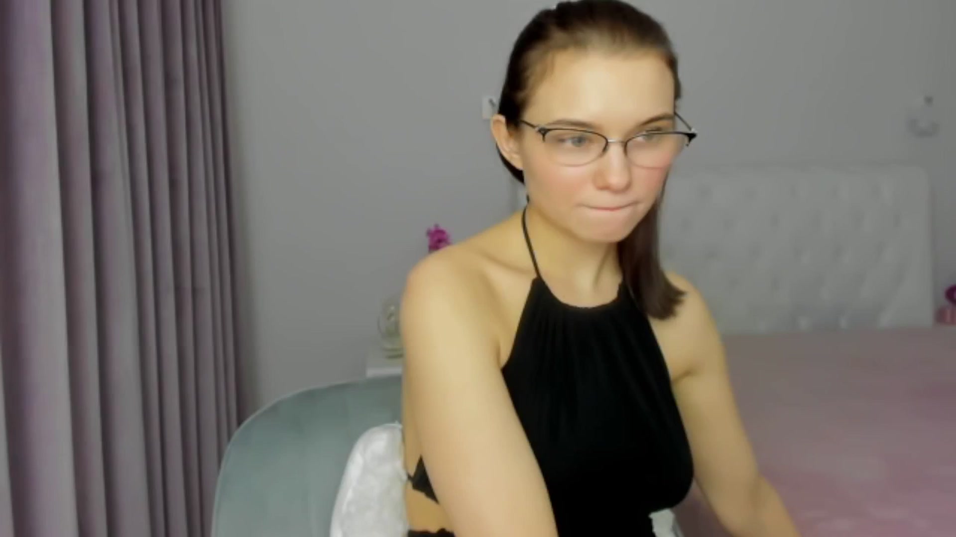 Gallery image thumbnail from Angieerosee's myfreecams stream on, 12/07/2024, 18:15 image 2 of 20