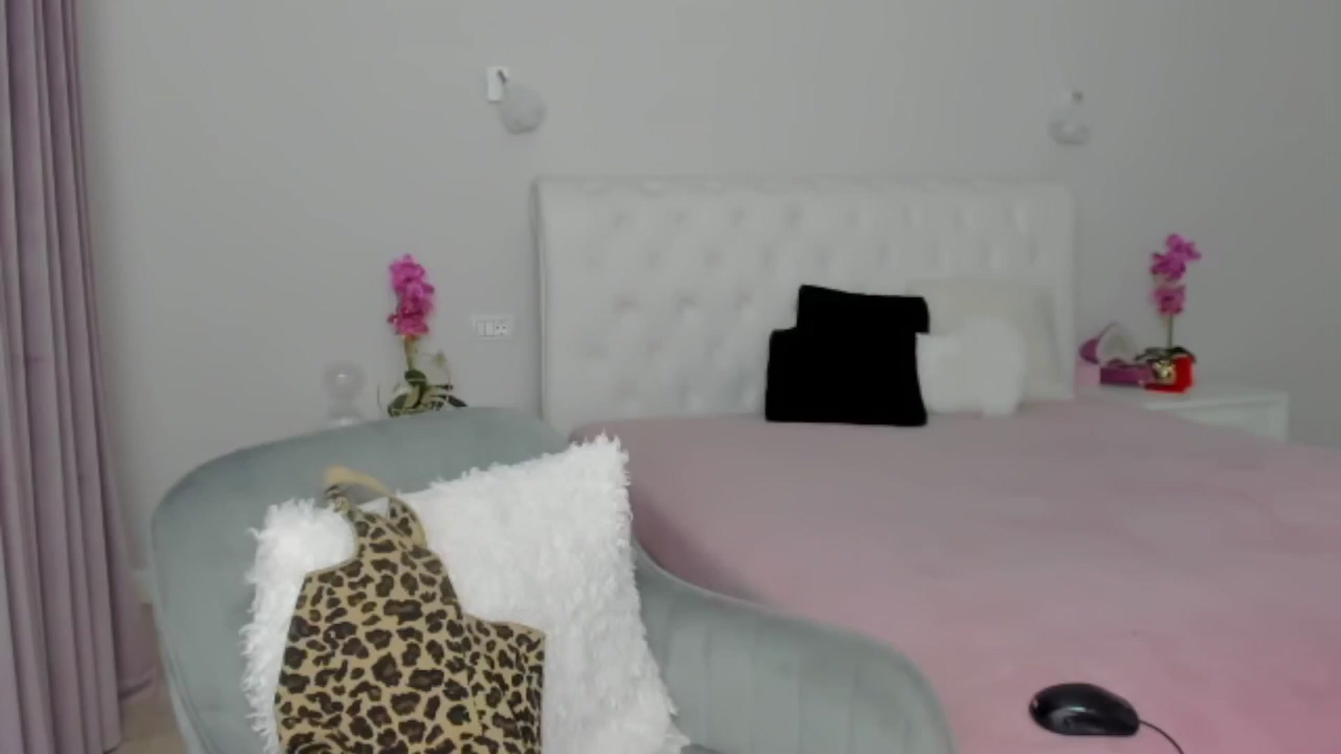 Gallery image thumbnail from Angieerosee's myfreecams stream on, 12/12/2024, 18:37 image 8 of 20