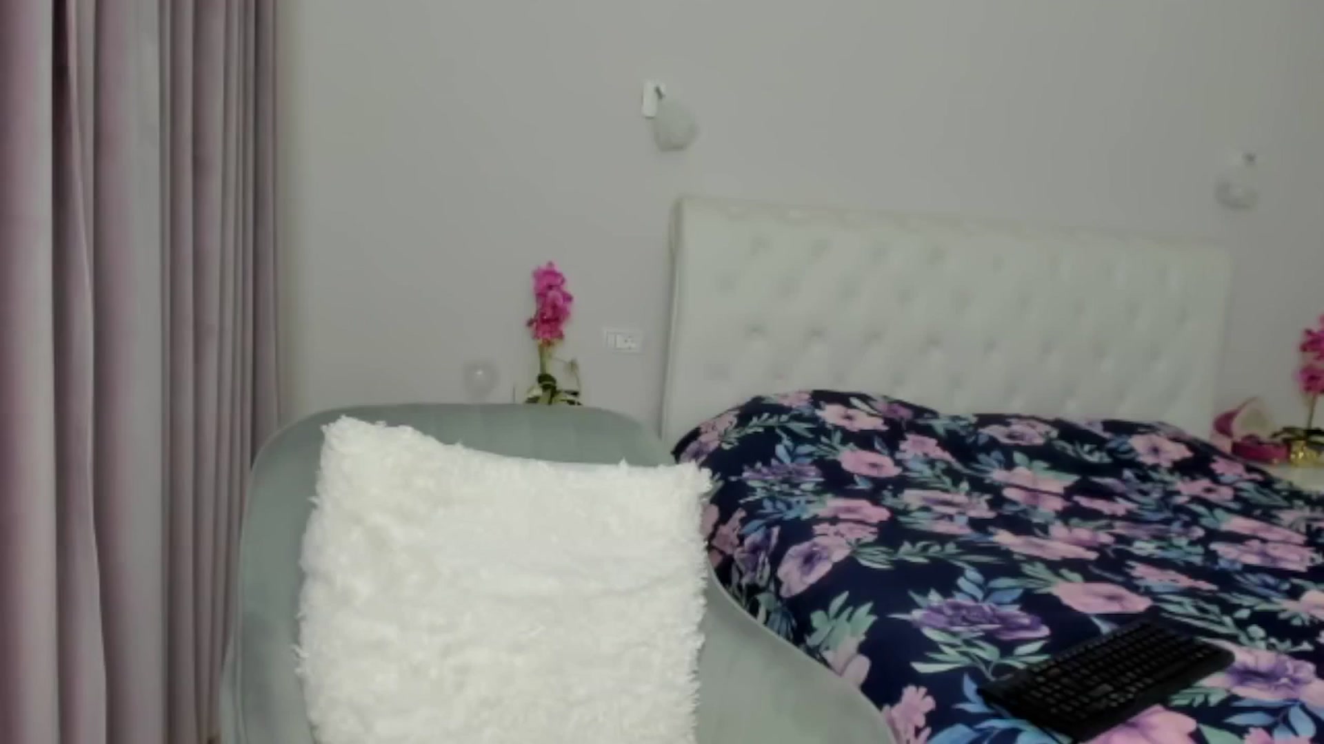 Gallery image thumbnail from Angieerosee's myfreecams stream on, 12/14/2024, 17:38 image 10 of 20