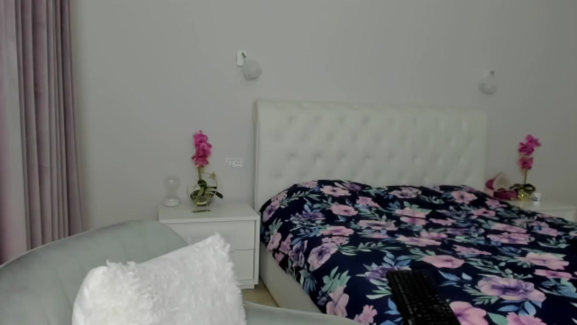 Gallery image thumbnail from Angieerosee's myfreecams stream on, 12/14/2024, 17:38 image 13 of 20