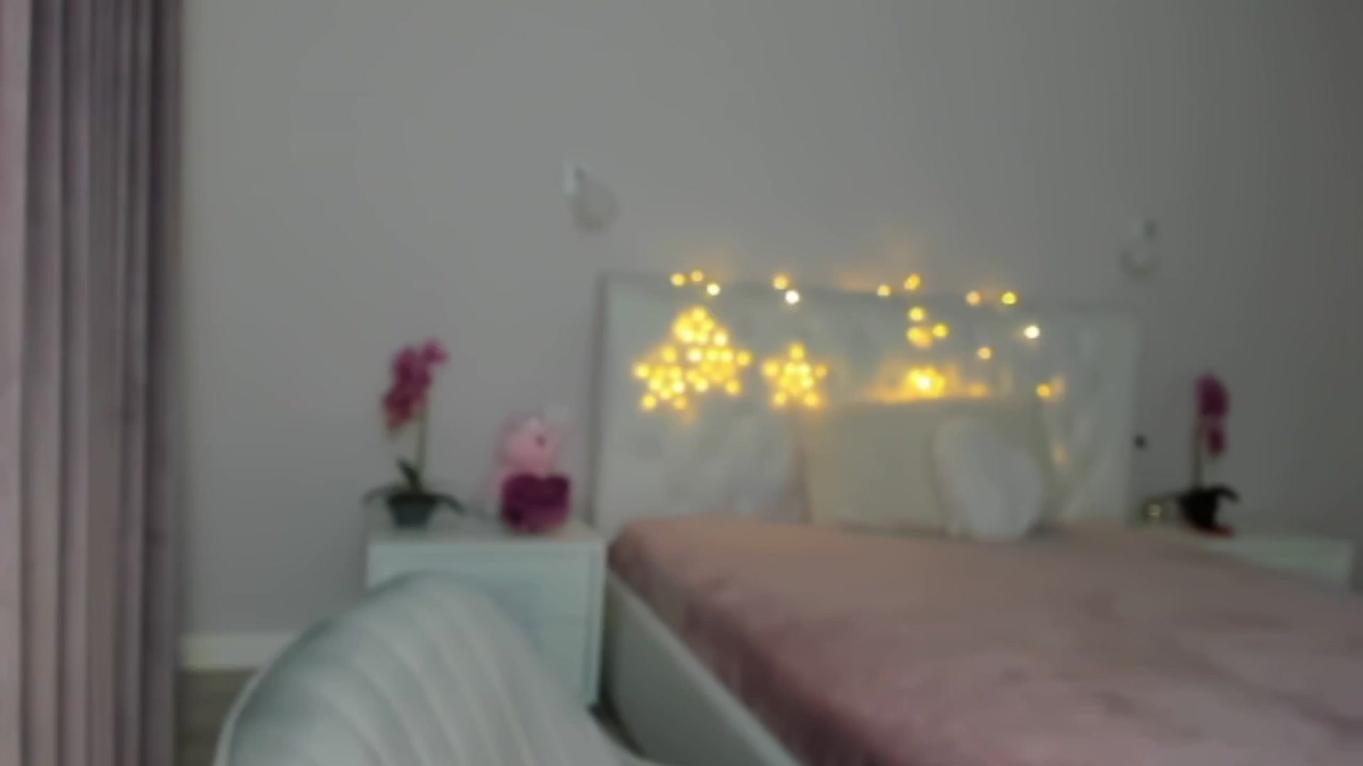 Gallery image thumbnail from Angieerosee's myfreecams stream on, 01/18/2025, 24:01 image 16 of 20