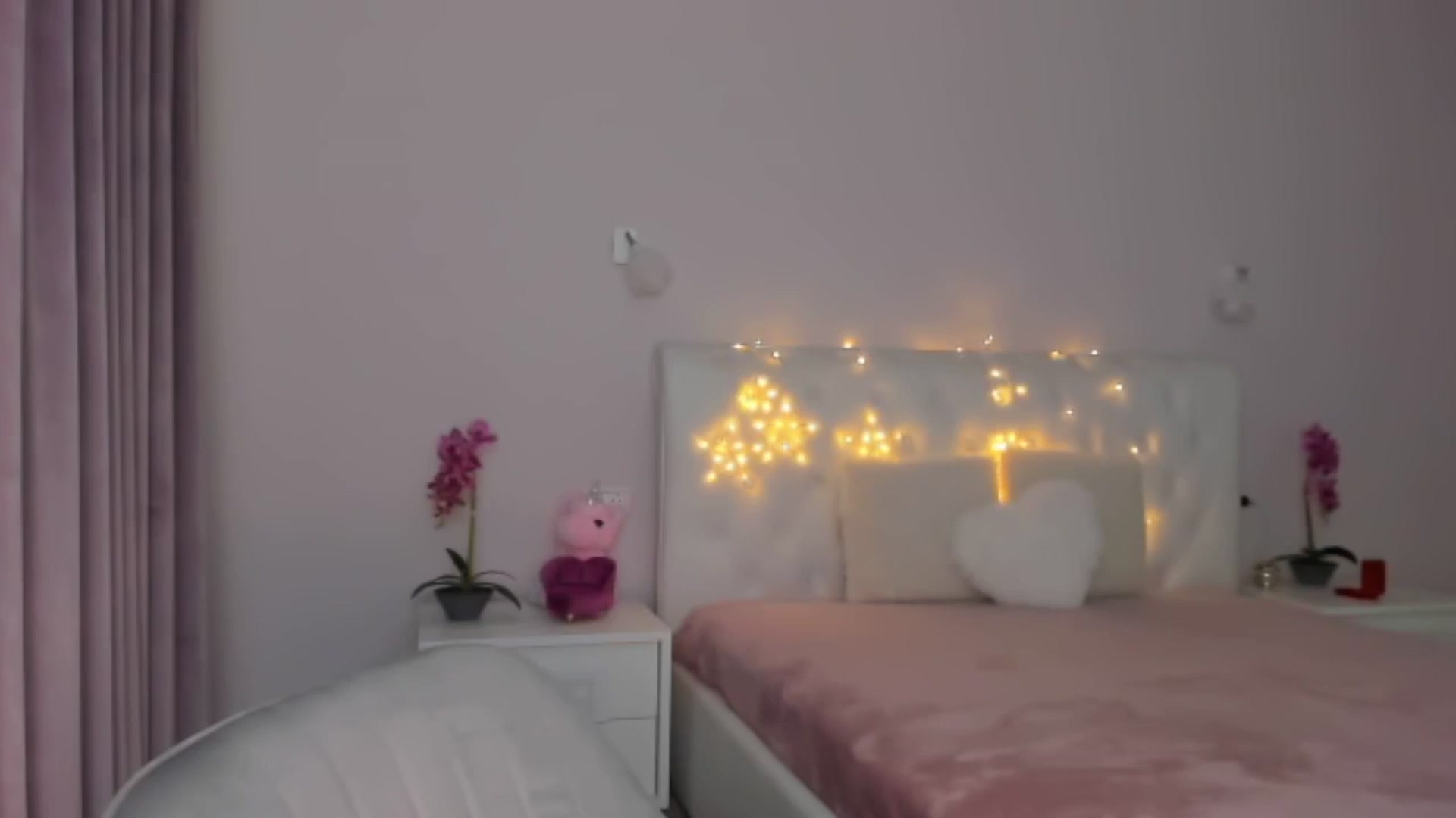 Gallery image thumbnail from Angieerosee's myfreecams stream on, 01/19/2025, 24:01 image 18 of 20