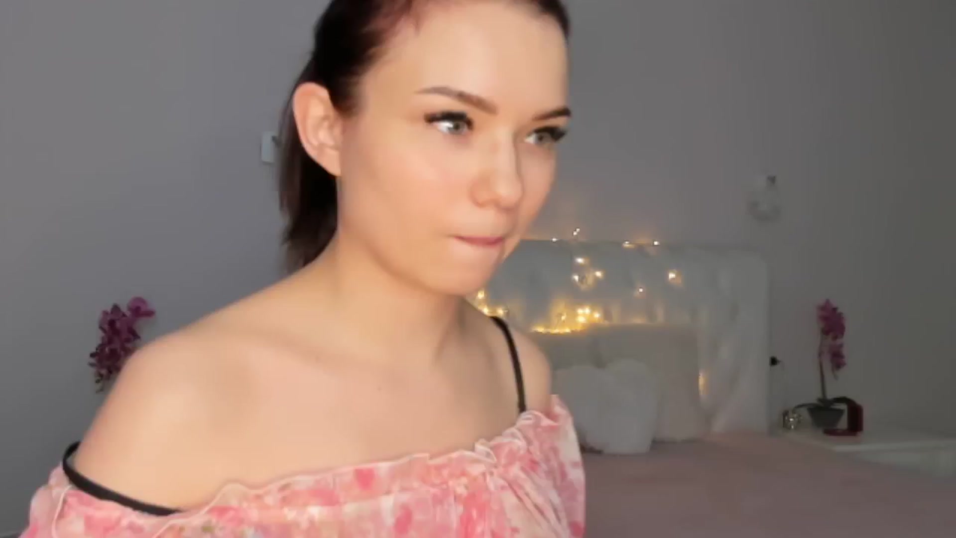 Gallery image thumbnail from Angieerosee's myfreecams stream on, 01/21/2025, 21:01 image 2 of 20