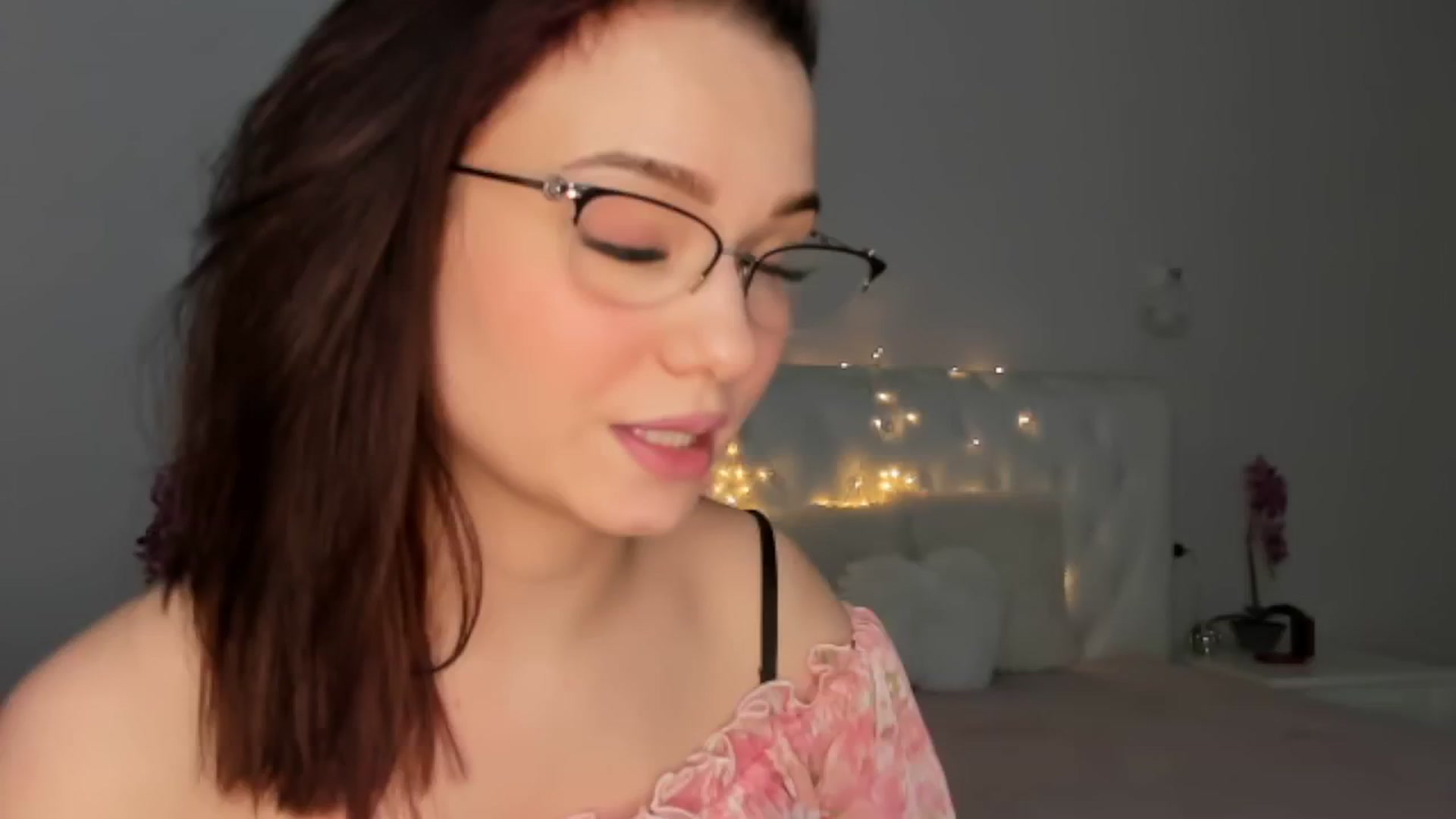 Gallery image thumbnail from Angieerosee's myfreecams stream on, 01/21/2025, 21:01 image 12 of 20