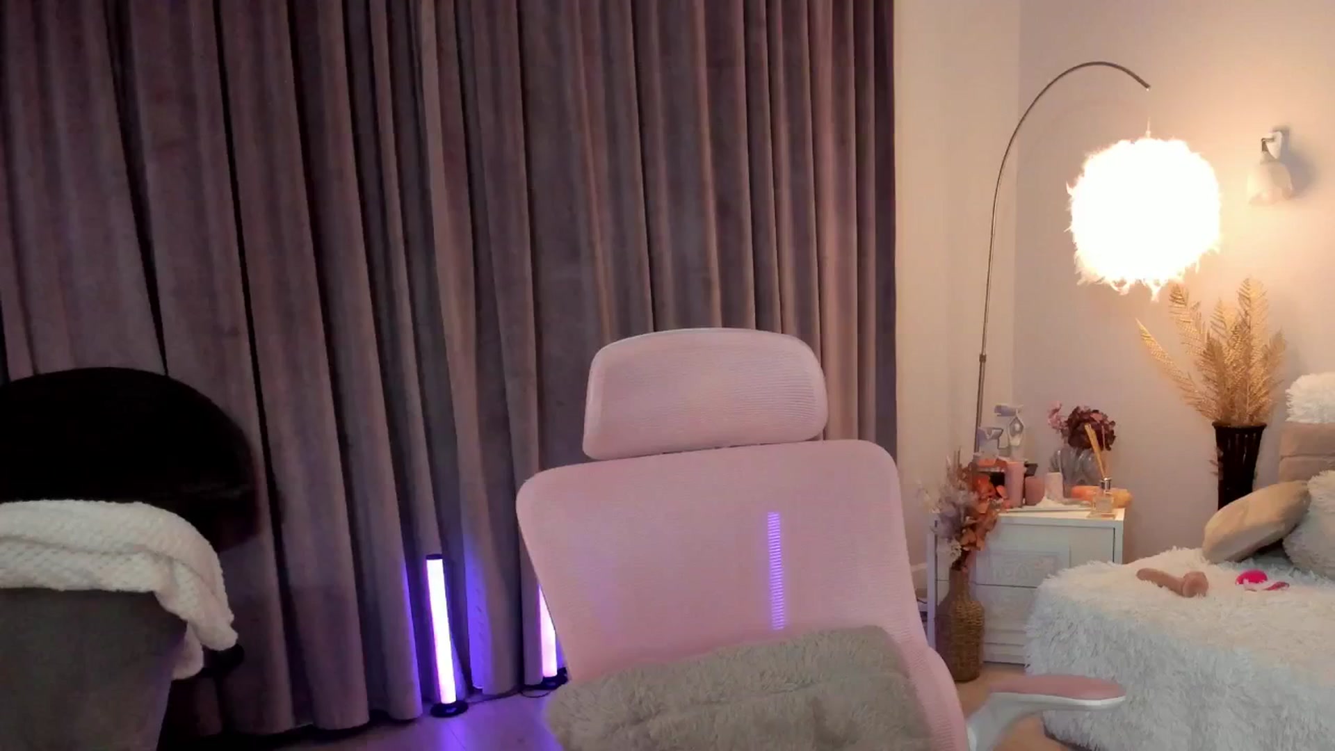 Gallery image thumbnail from Angieerosee's myfreecams stream on, 09/15/2025, 23:46 image 8 of 20