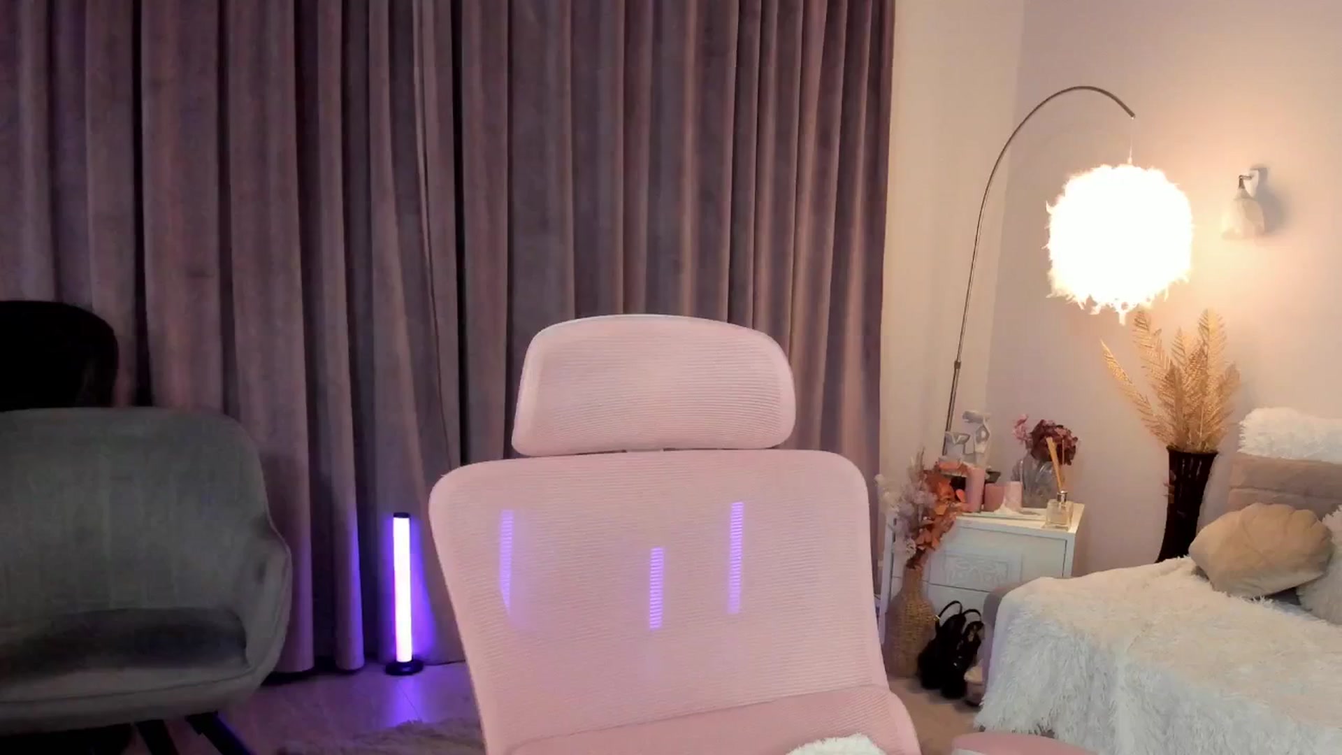 Gallery image thumbnail from Angieerosee's myfreecams stream on, 09/16/2025, 23:28 image 14 of 20