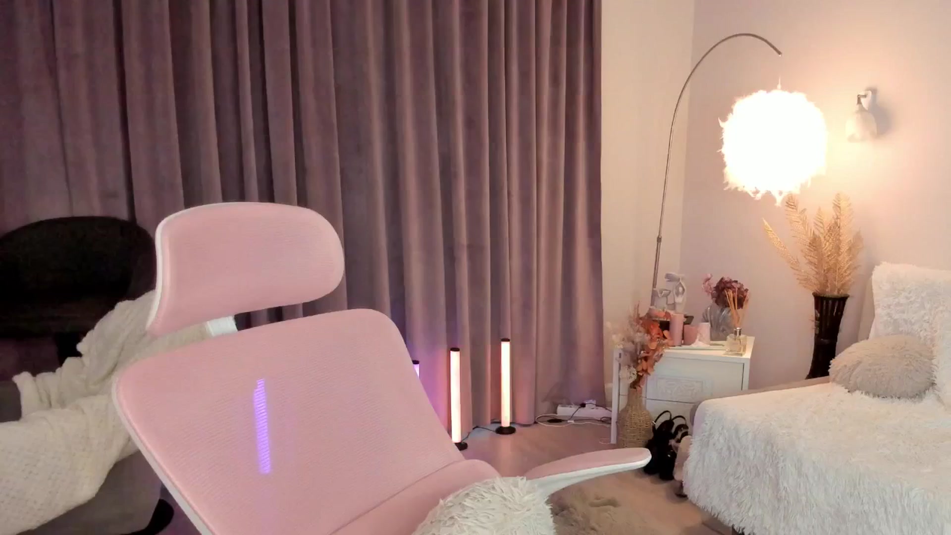 Gallery image thumbnail from Angieerosee's myfreecams stream on, 09/23/2025, 04:46 image 14 of 20