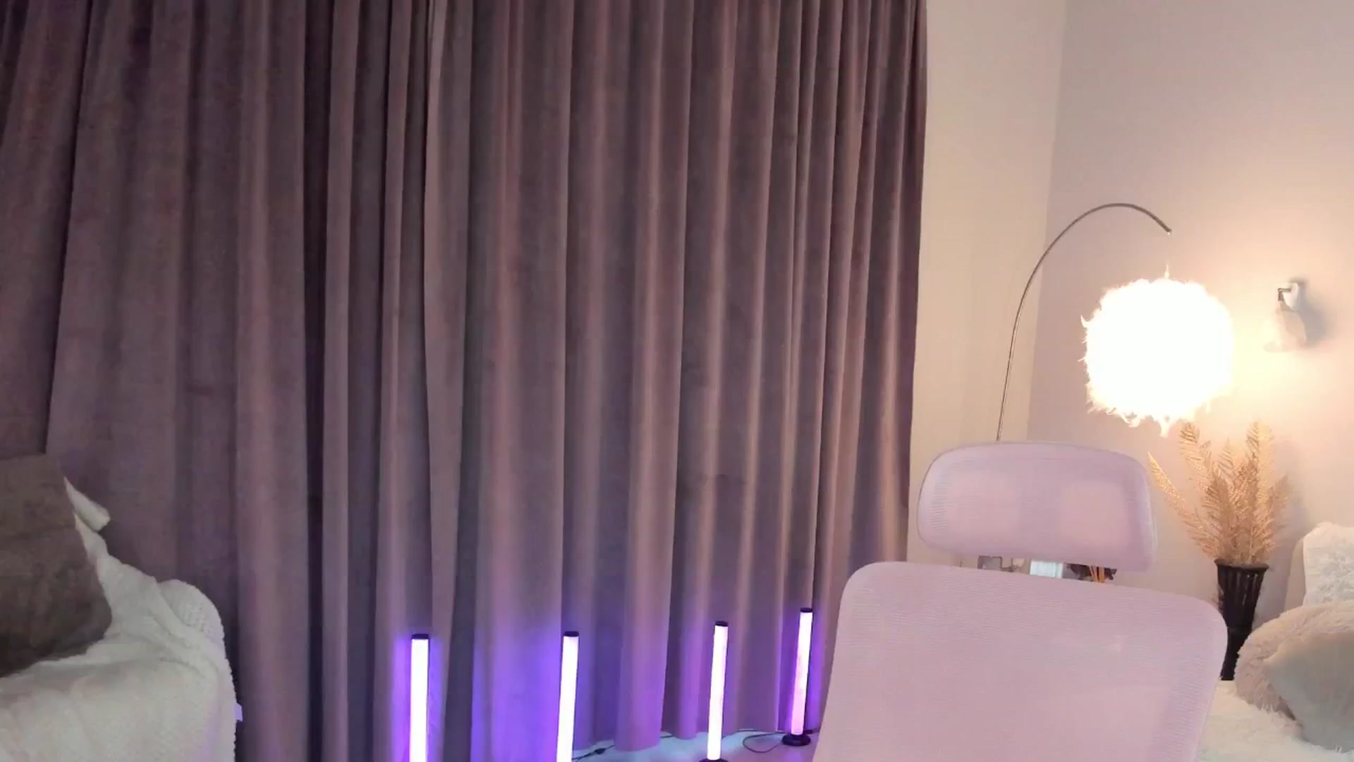 Gallery image thumbnail from Angieerosee's myfreecams stream on, 09/27/2025, 04:56 image 19 of 20