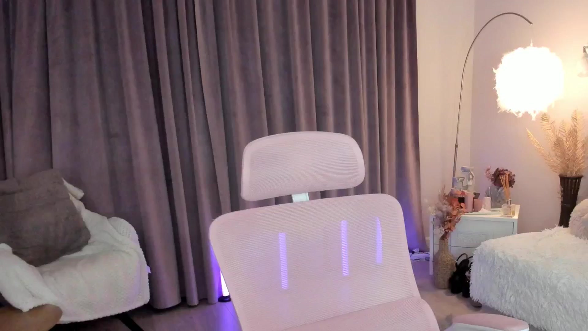 Gallery image thumbnail from Angieerosee's myfreecams stream on, 09/27/2025, 04:56 image 4 of 20