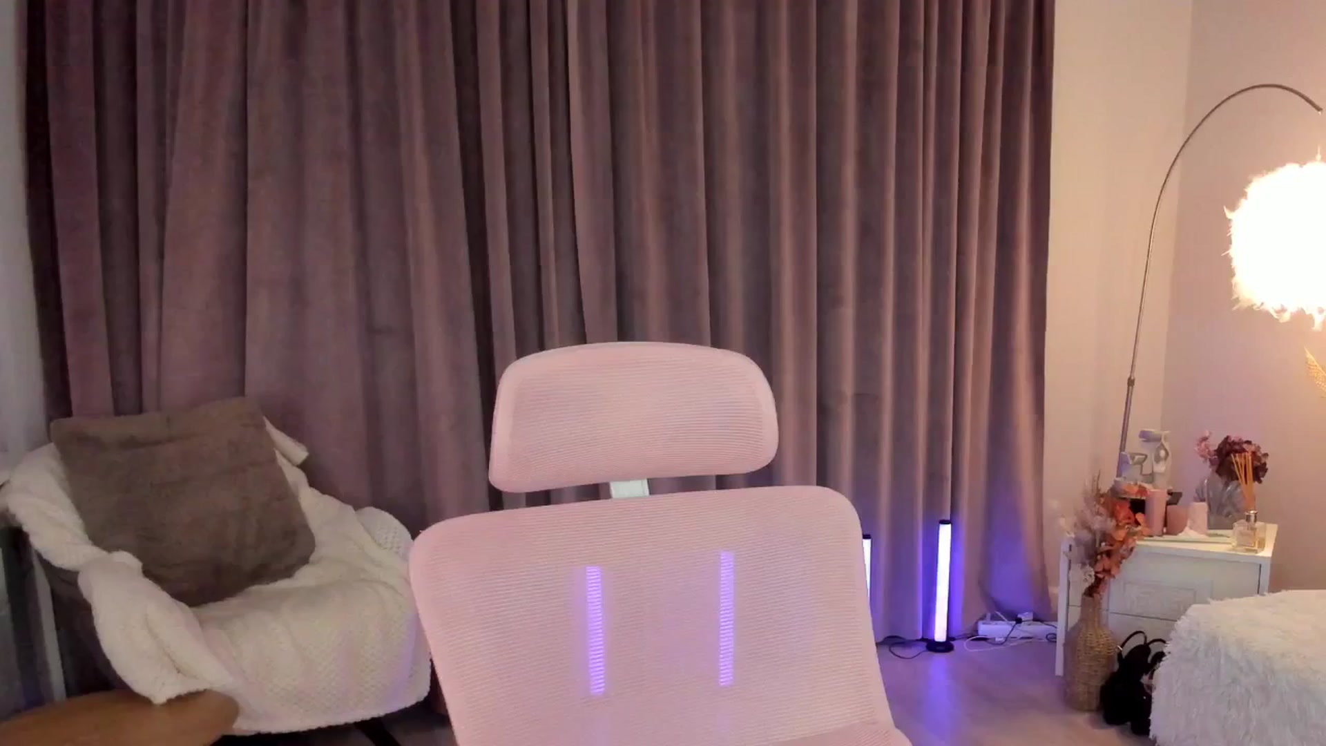 Gallery image thumbnail from Angieerosee's myfreecams stream on, 09/29/2025, 04:31 image 7 of 20