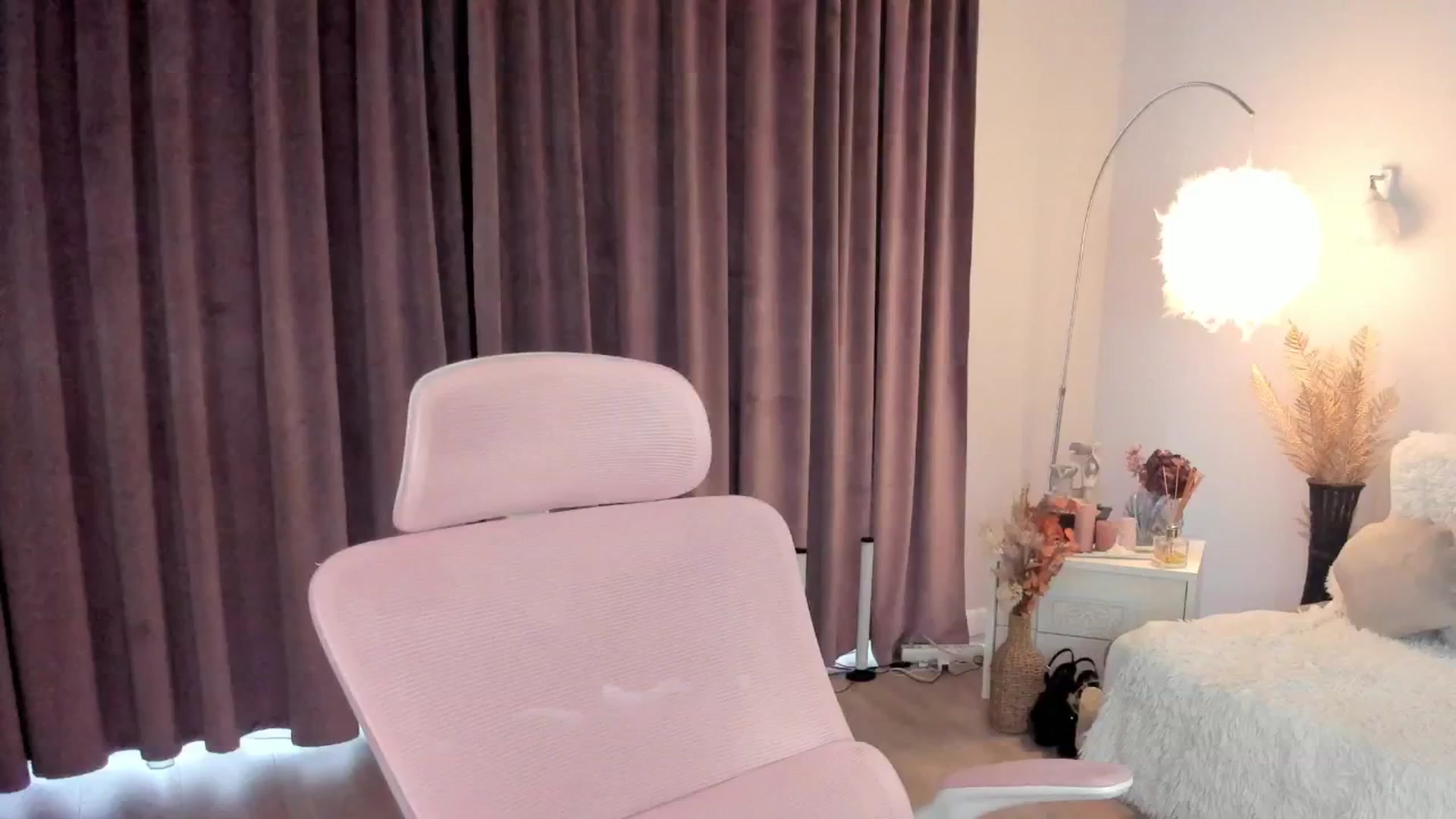 Gallery image thumbnail from Angieerosee's myfreecams stream on, 10/04/2025, 06:39 image 18 of 20