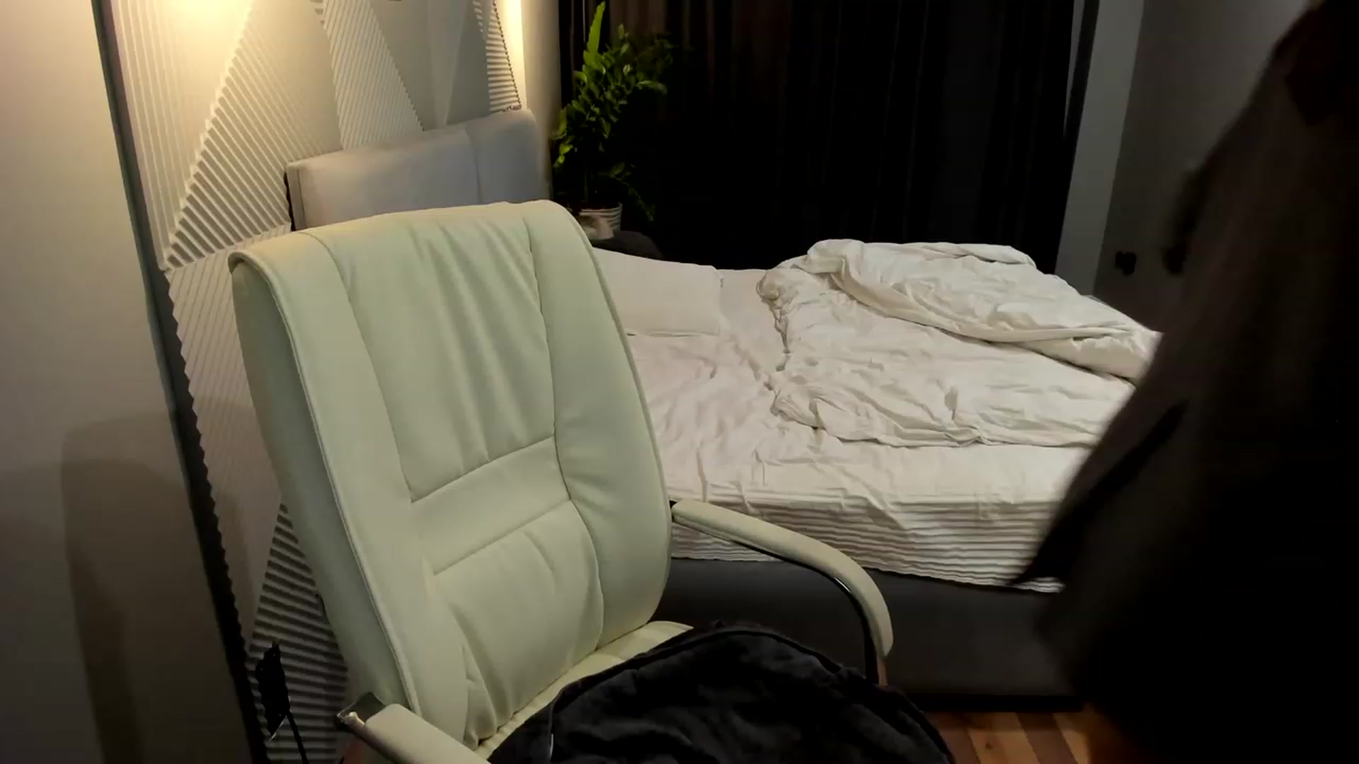 Gallery image thumbnail from AngryKat's myfreecams stream on, 05/03/2023, 20:19 image 15 of 20