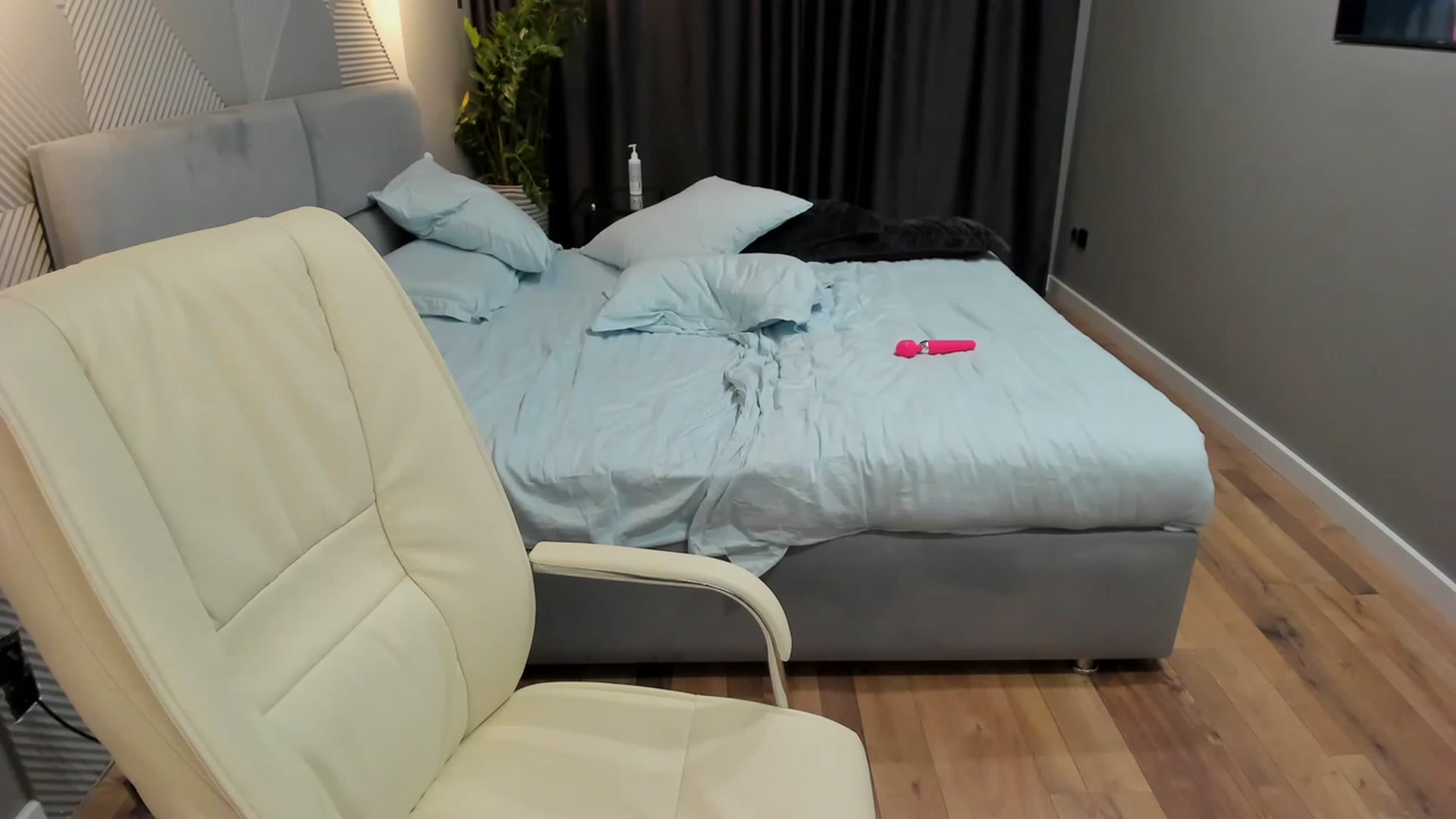 Gallery image thumbnail from AngryKat's myfreecams stream on, 06/11/2023, 19:54 image 3 of 20