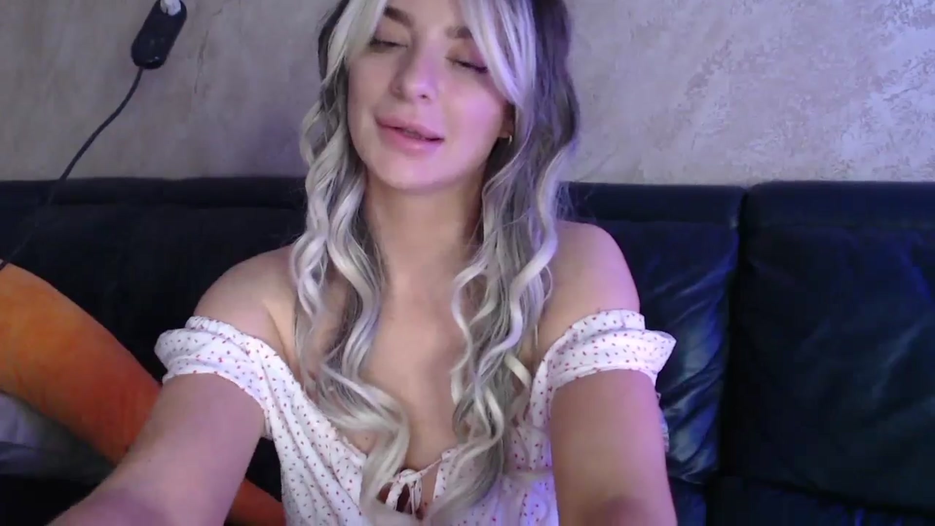 Gallery image thumbnail from Anichka_'s myfreecams stream on, 07/04/2024, 21:10 image 10 of 20