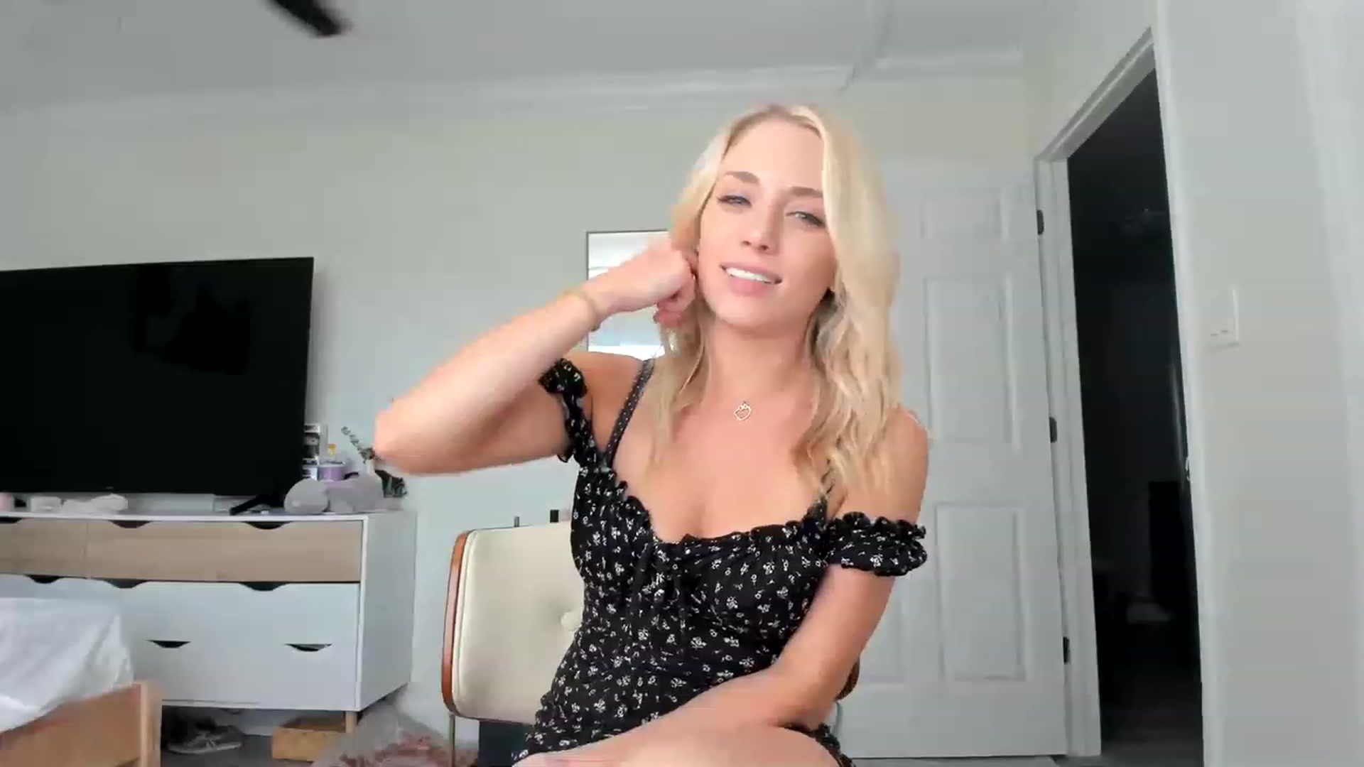Gallery image thumbnail from AnimeAva's myfreecams stream on, 01/25/2023, 21:40 image 2 of 20