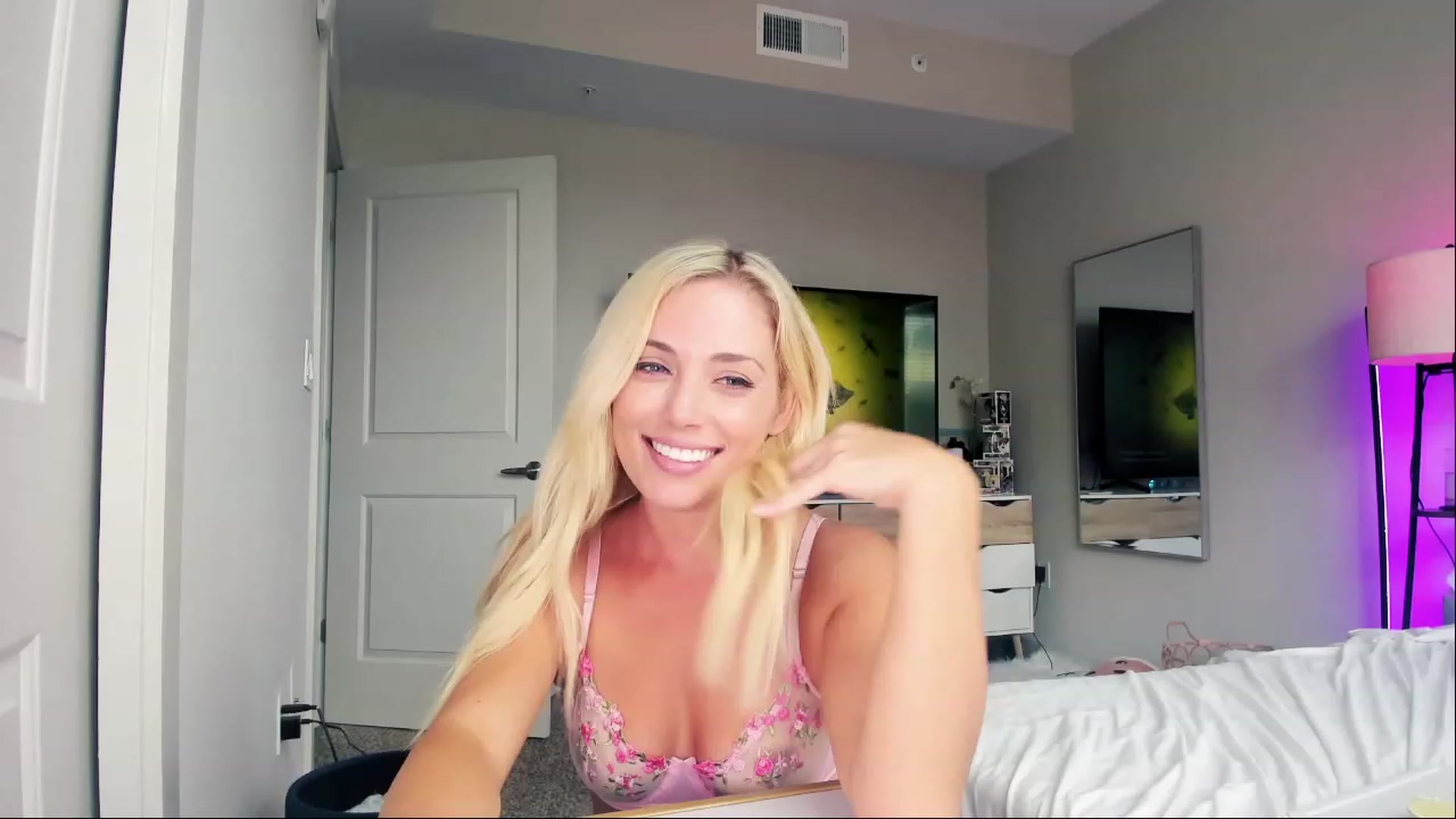 Gallery image thumbnail from AnimeAva's myfreecams stream on, 08/30/2023, 21:29 image 18 of 20