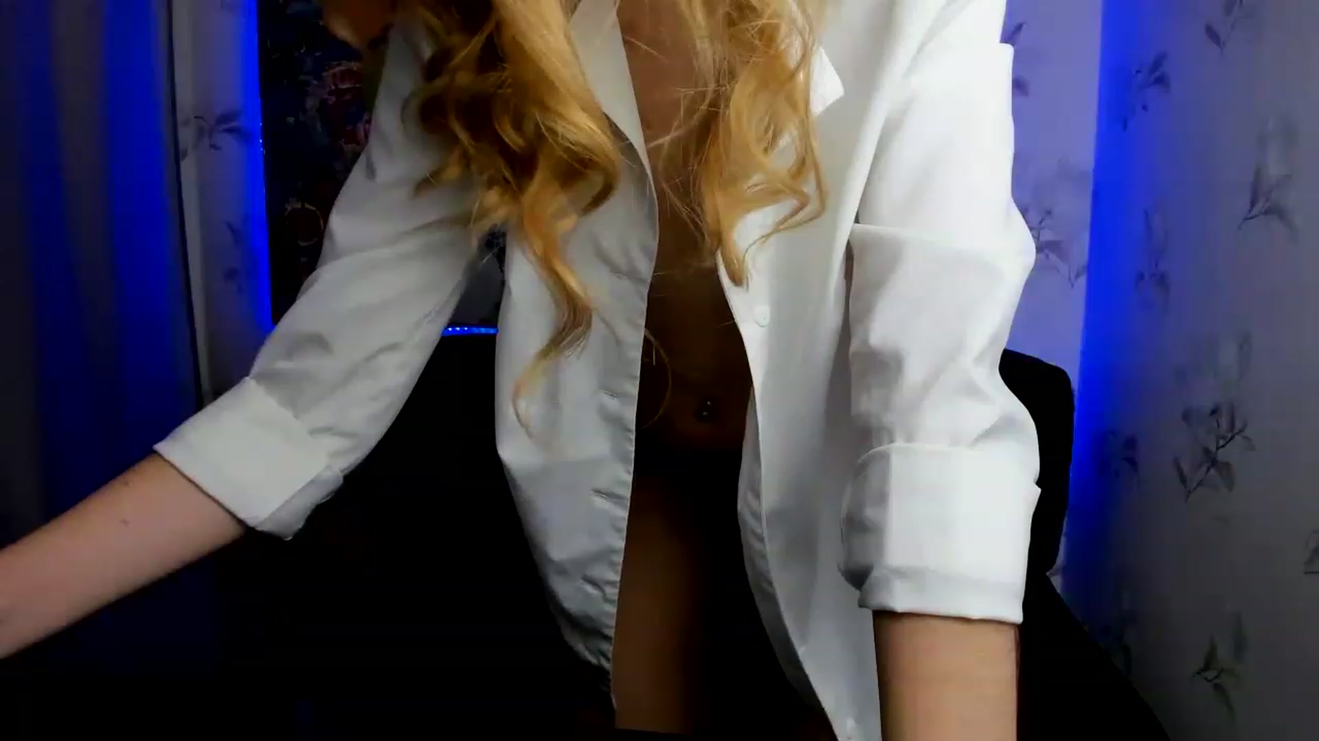 Gallery image thumbnail from AnitaArt's myfreecams stream on, 11/18/2022, 16:19 image 17 of 20