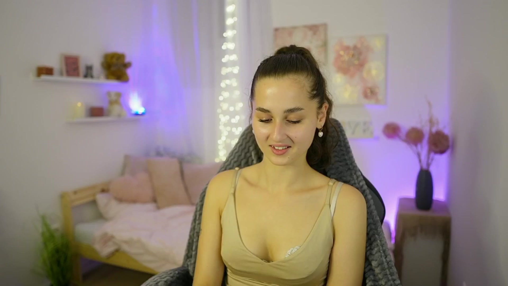 Gallery image thumbnail from Anita_Grey_'s myfreecams stream on, 10/06/2025, 20:35 image 1 of 20