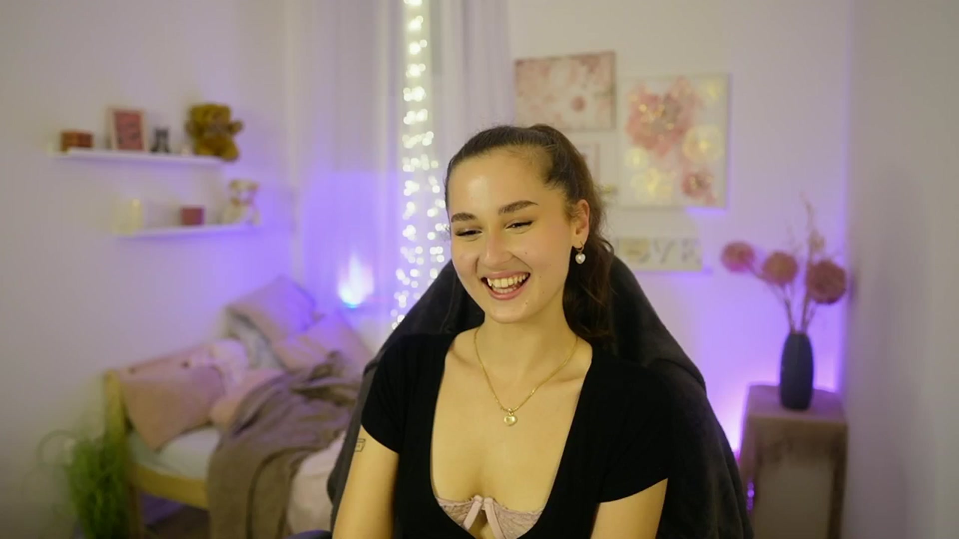 Gallery image thumbnail from Anita_Grey_'s myfreecams stream on, 11/02/2025, 23:40 image 16 of 20