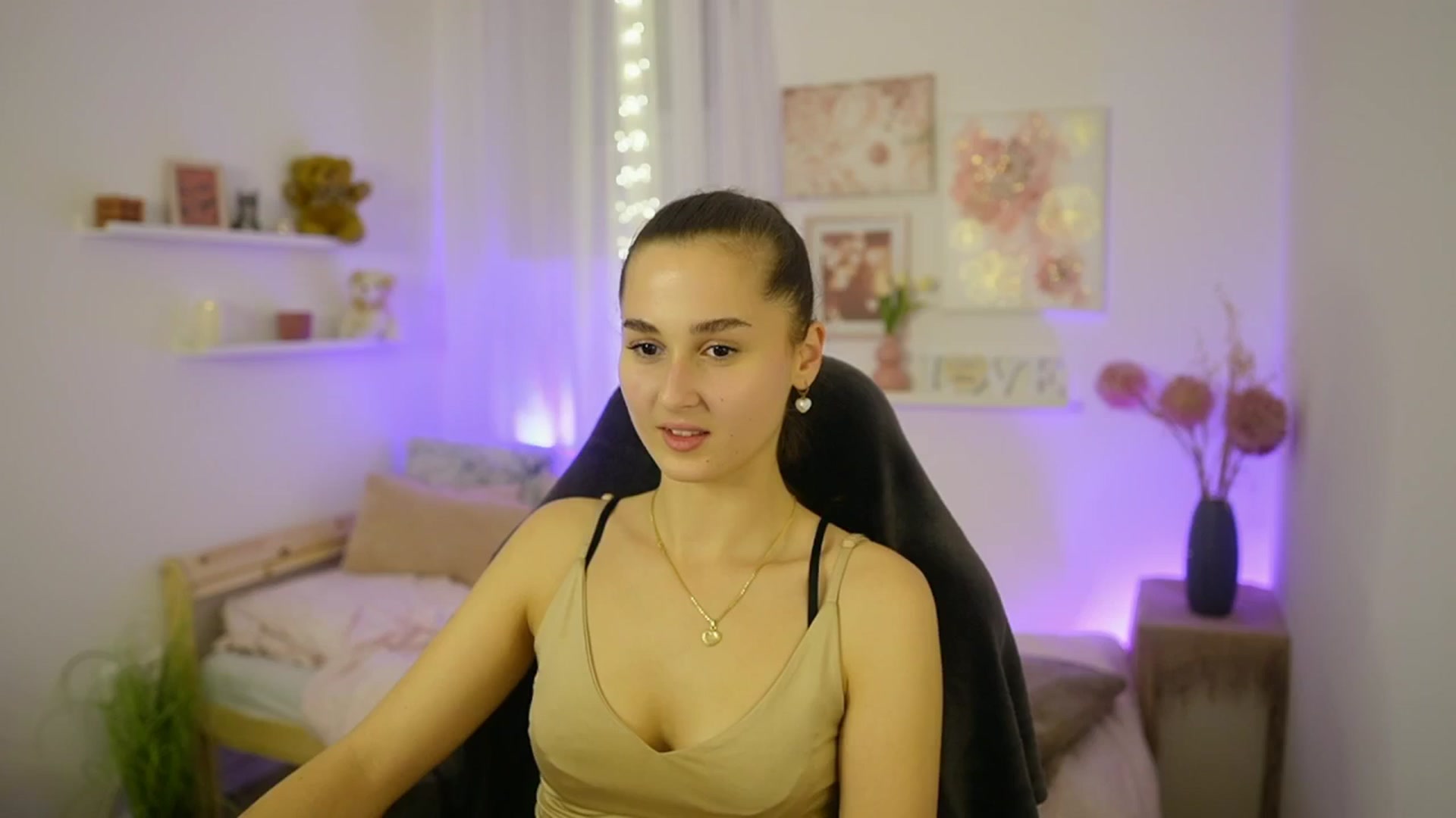 Gallery image thumbnail from Anita_Grey_'s myfreecams stream on, 11/03/2025, 21:37 image 9 of 20