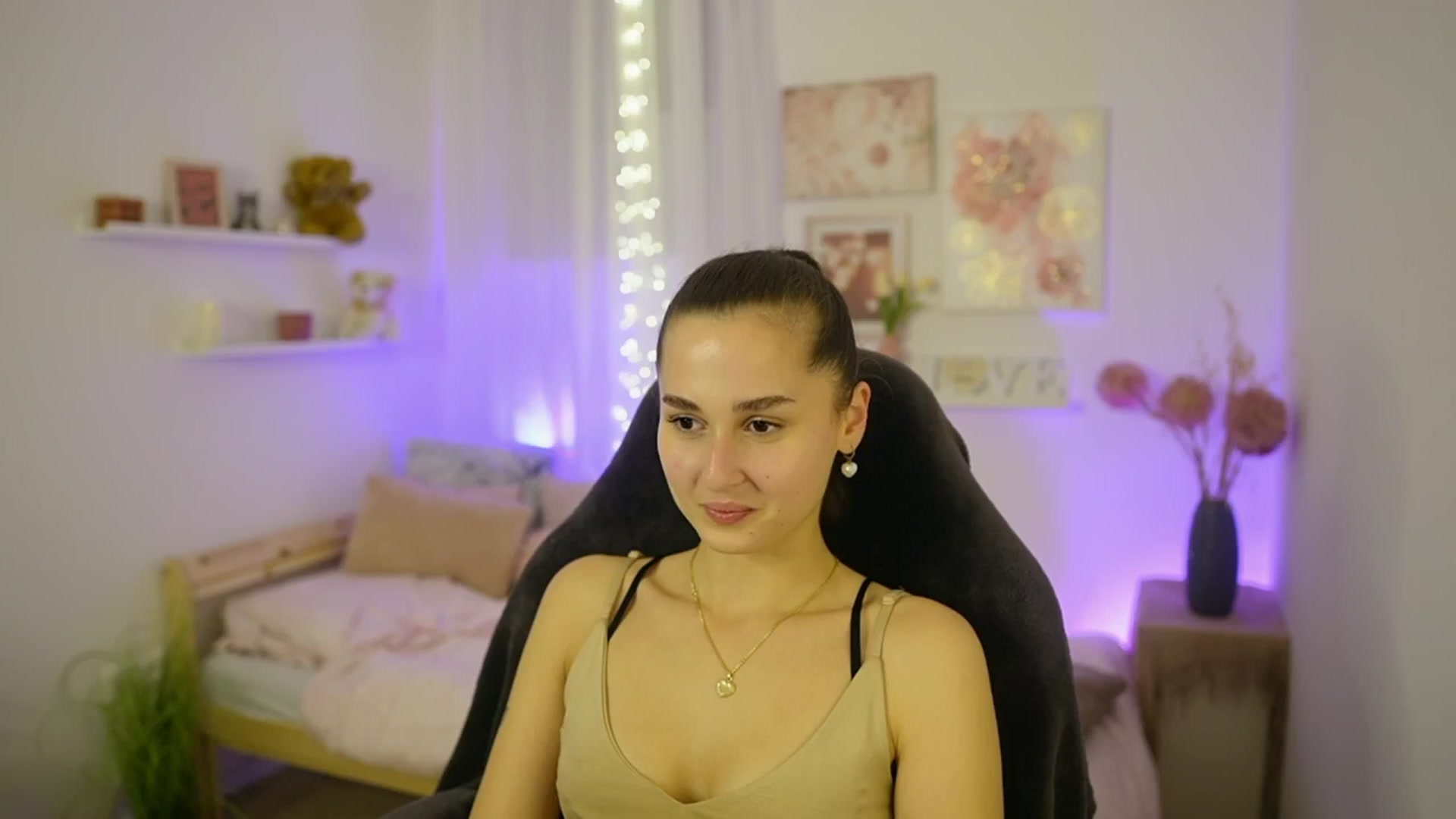 Gallery image thumbnail from Anita_Grey_'s myfreecams stream on, 11/03/2025, 21:37 image 6 of 20