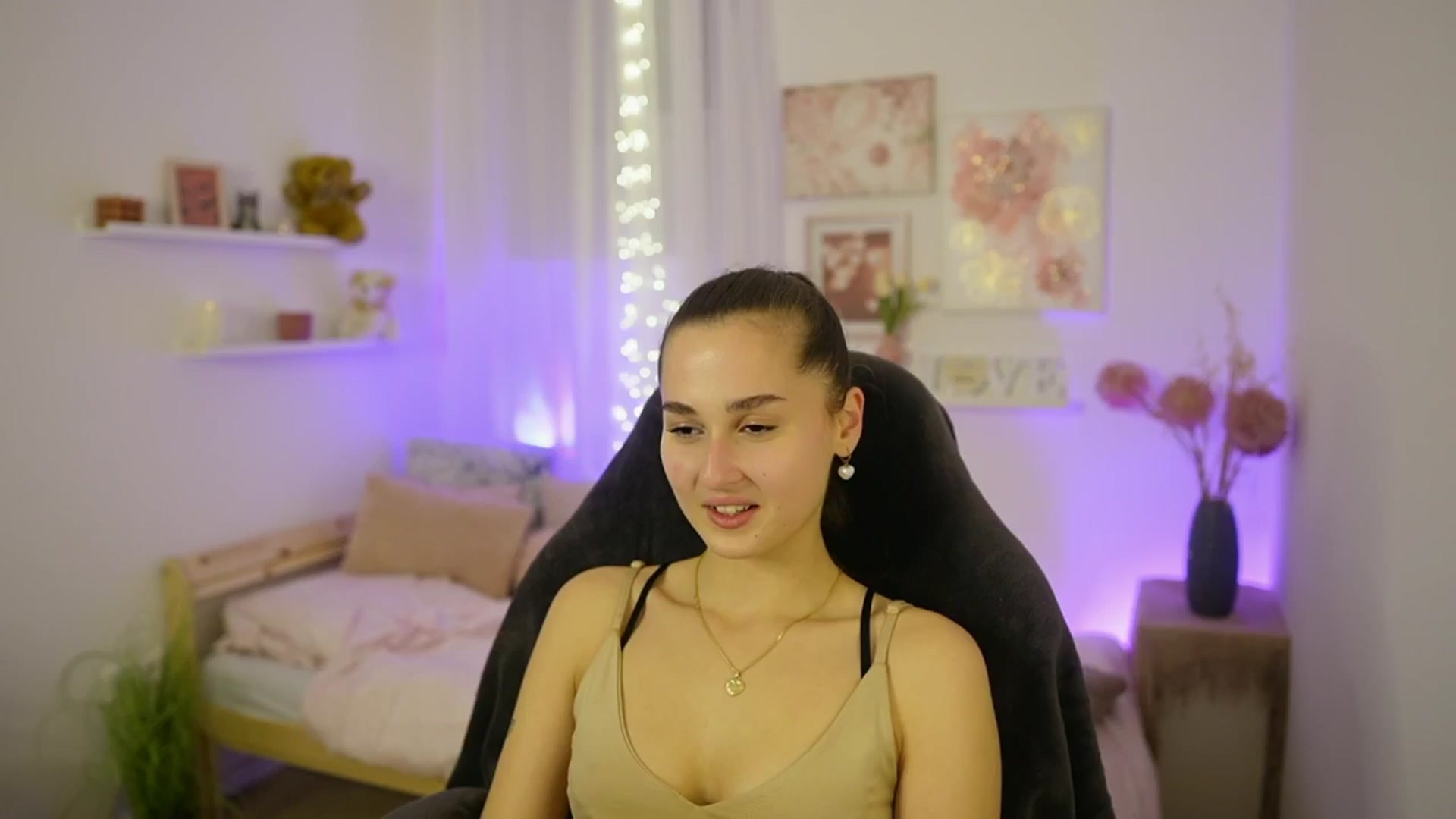 Gallery image thumbnail from Anita_Grey_'s myfreecams stream on, 11/03/2025, 21:37 image 7 of 20