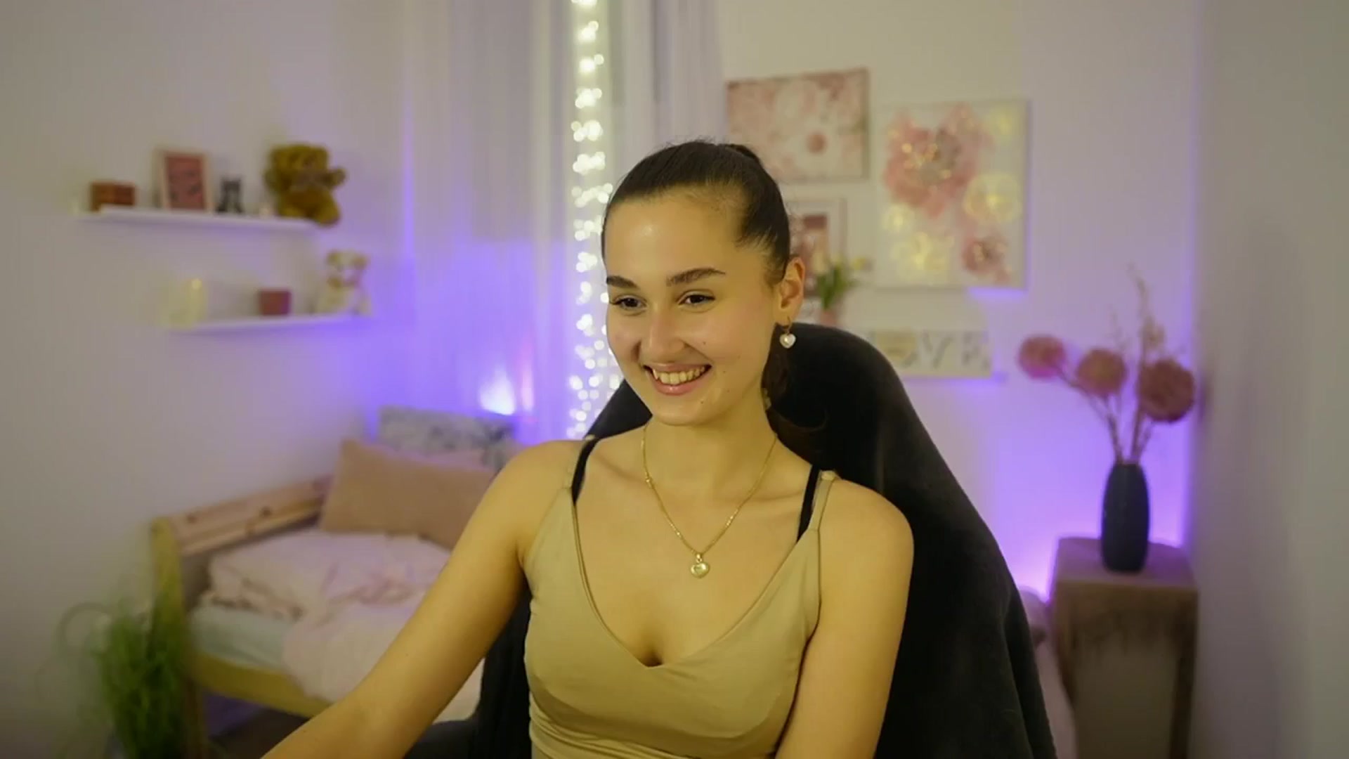 Gallery image thumbnail from Anita_Grey_'s myfreecams stream on, 11/03/2025, 21:37 image 19 of 20