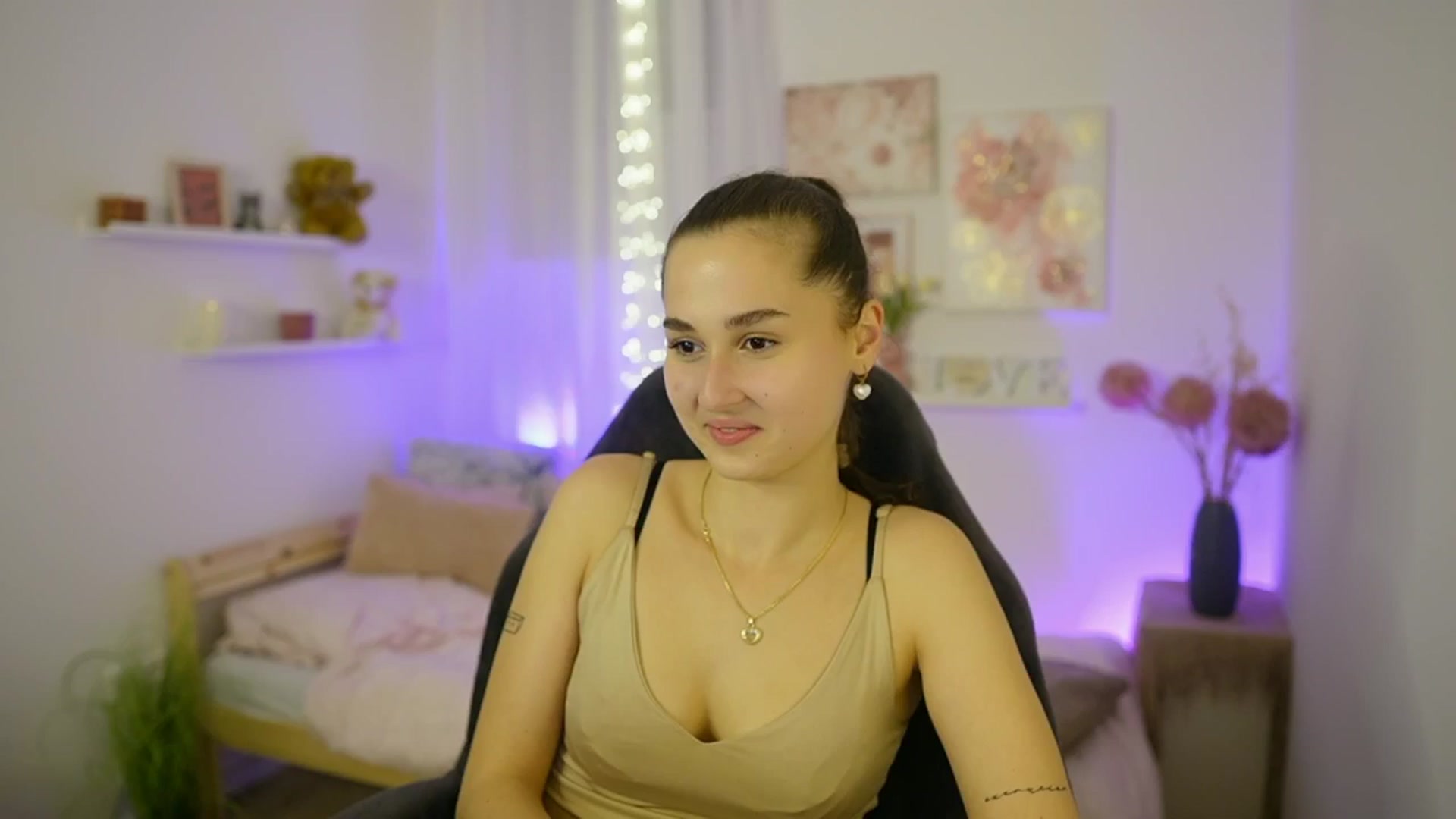Gallery image thumbnail from Anita_Grey_'s myfreecams stream on, 11/03/2025, 21:37 image 17 of 20