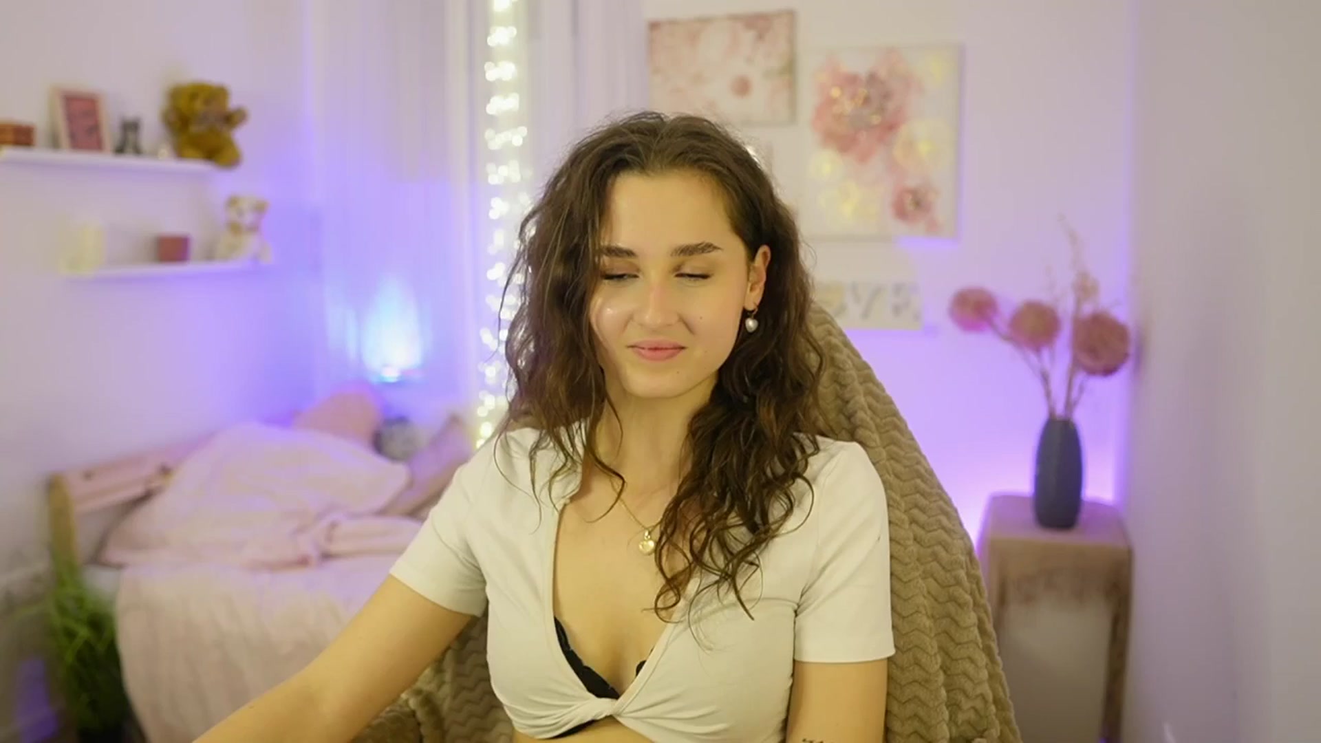 Gallery image thumbnail from Anita_Grey_'s myfreecams stream on, 11/17/2025, 24:33 image 15 of 20