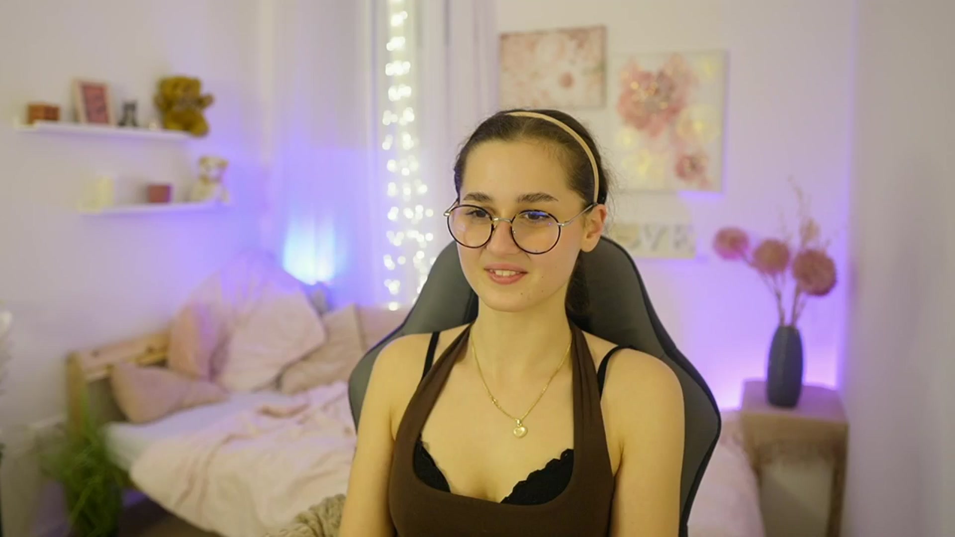 Gallery image thumbnail from Anita_Grey_'s myfreecams stream on, 12/03/2025, 24:40 image 17 of 20