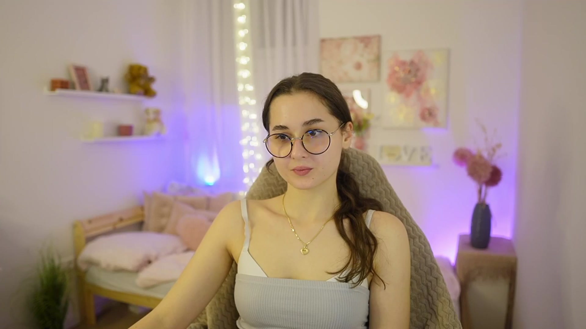 Gallery image thumbnail from Anita_Grey_'s myfreecams stream on, 03/04/2026, 20:37 image 18 of 20