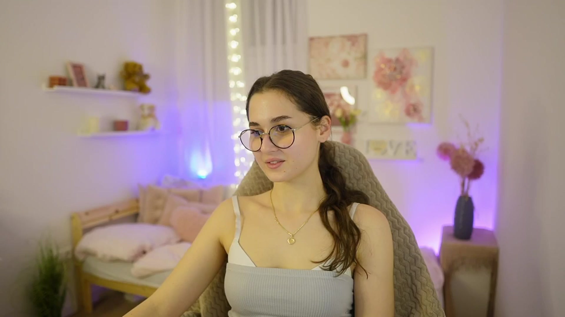 Gallery image thumbnail from Anita_Grey_'s myfreecams stream on, 03/04/2026, 20:37 image 17 of 20