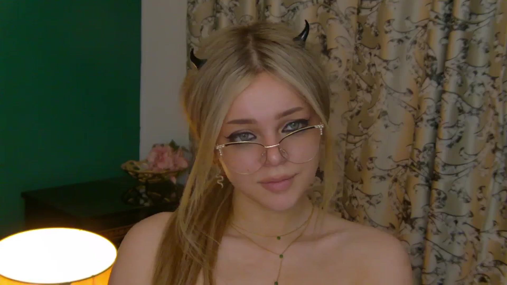 Gallery image thumbnail from AnjelinaPoem's myfreecams stream on, 05/27/2025, 24:05 image 17 of 20