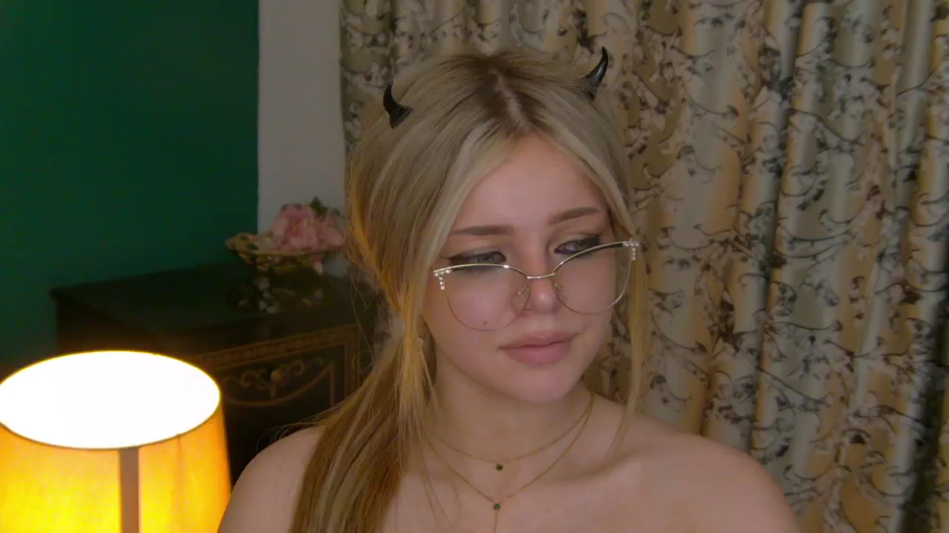 Gallery image thumbnail from AnjelinaPoem's myfreecams stream on, 05/27/2025, 24:05 image 10 of 20