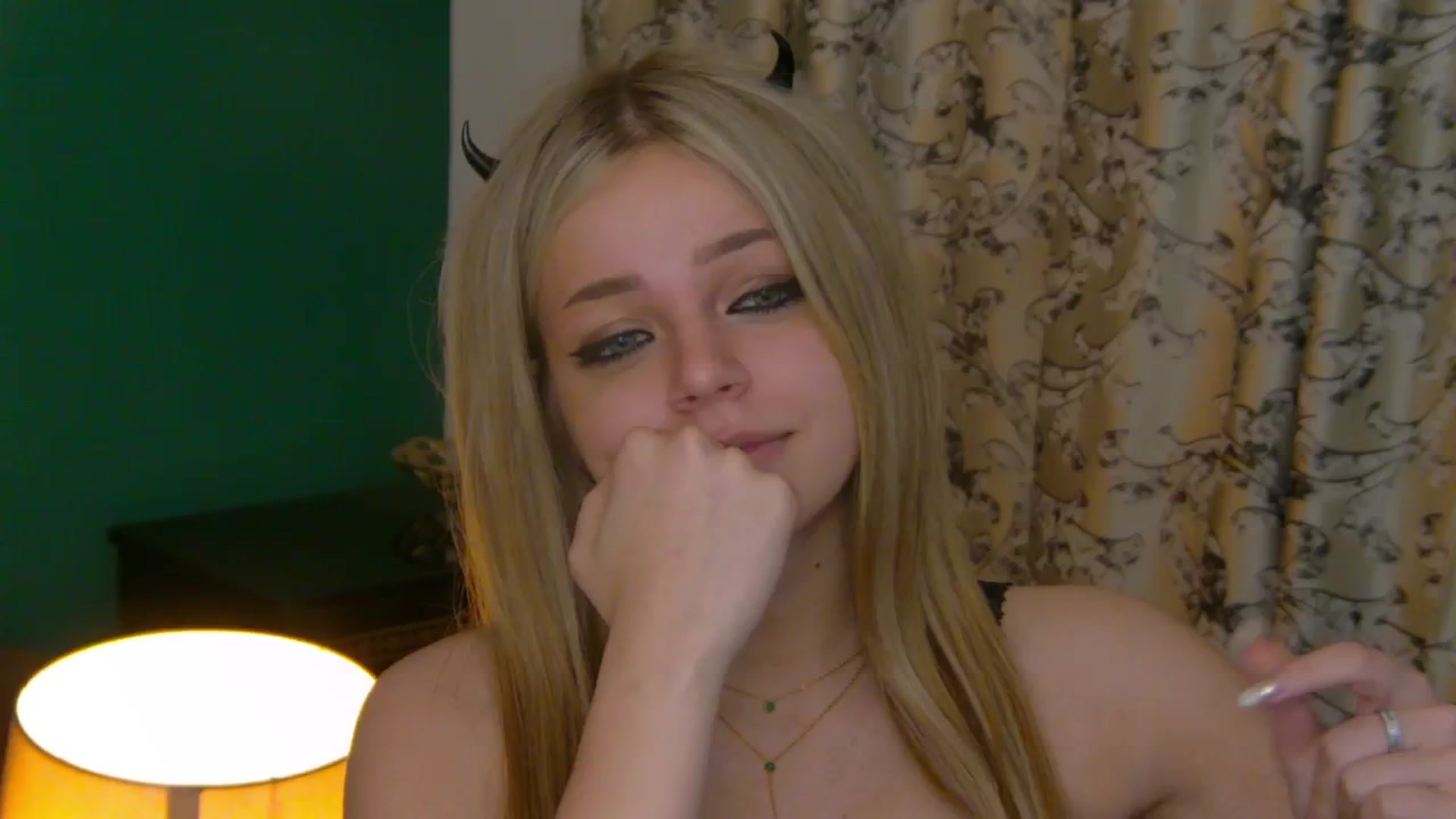 Gallery image thumbnail from AnjelinaPoem's myfreecams stream on, 05/27/2025, 01:26 image 5 of 20
