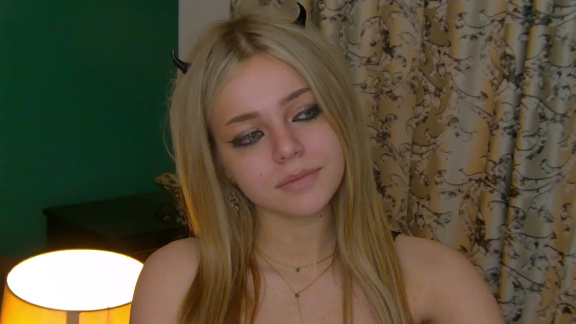 Gallery image thumbnail from AnjelinaPoem's myfreecams stream on, 05/27/2025, 01:26 image 6 of 20