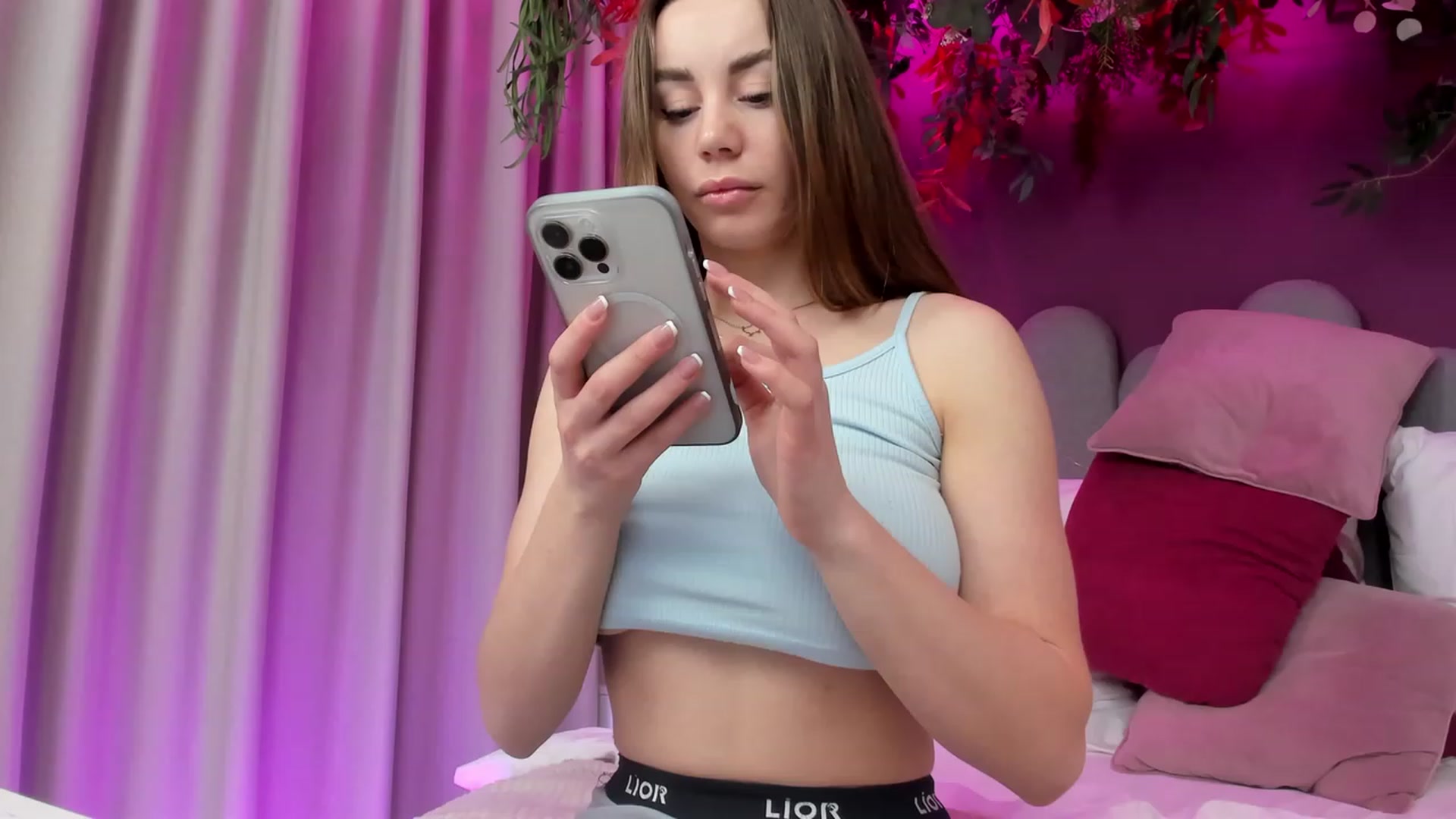 Gallery image thumbnail from AnnCutie's myfreecams stream on, 04/08/2023, 18:00 image 9 of 20