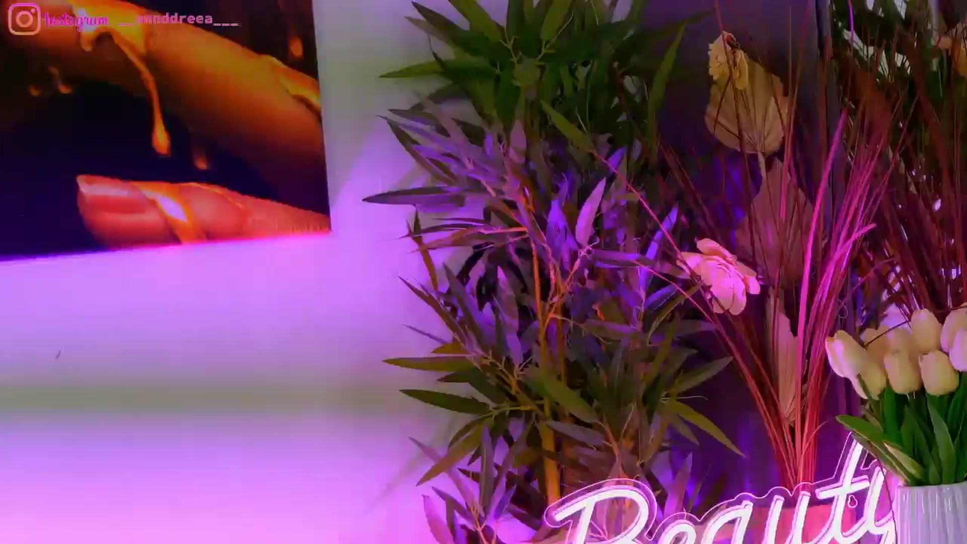 Gallery image thumbnail from AnnSelly's myfreecams stream on, 04/01/2025, 12:55 image 18 of 20