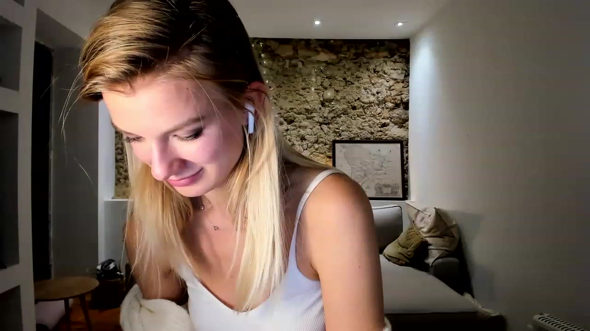 Gallery image thumbnail from AnnSweetAngel's myfreecams stream on, 12/10/2022, 22:27 image 2 of 20