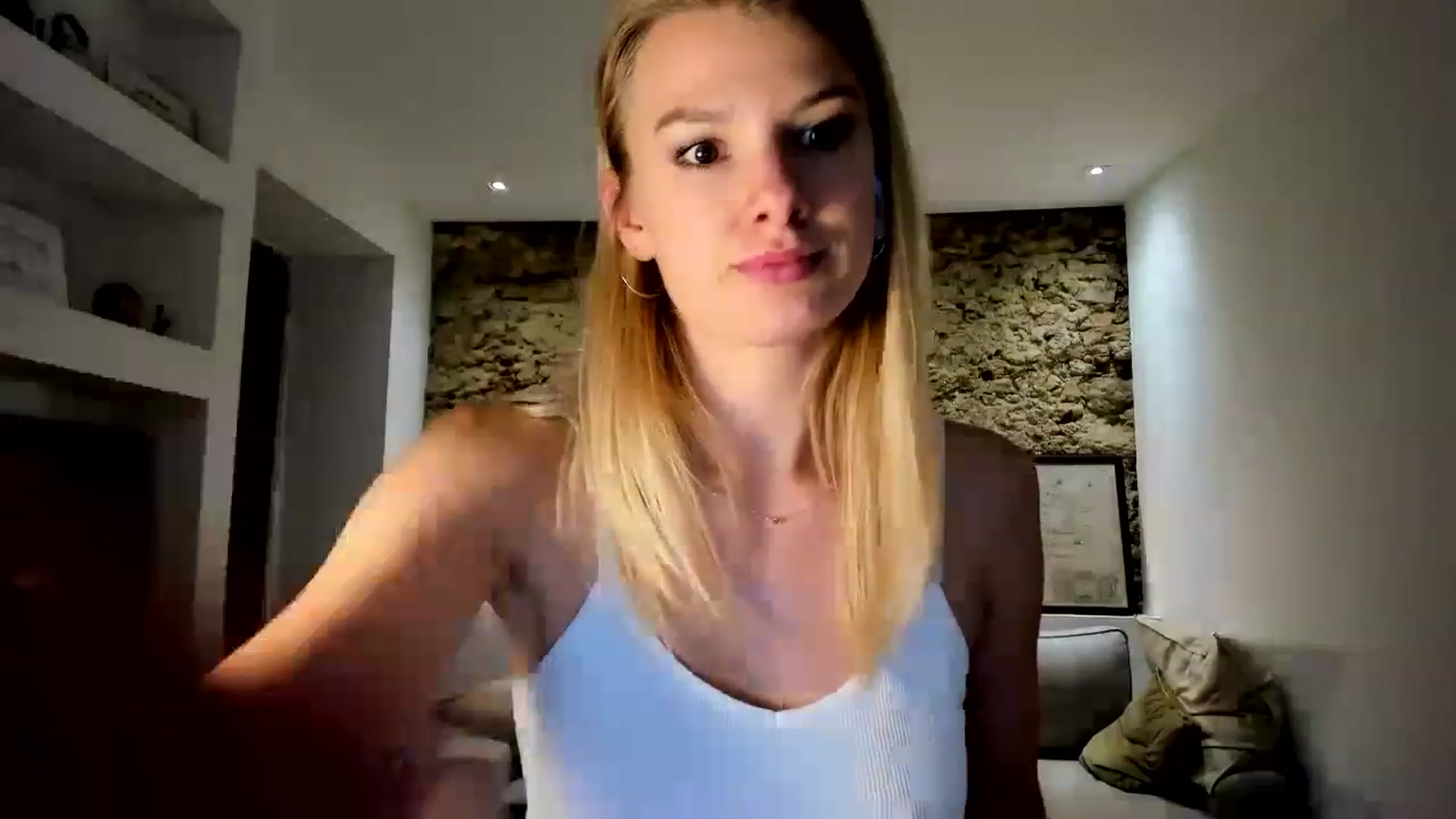 Gallery image thumbnail from AnnSweetAngel's myfreecams stream on, 12/10/2022, 22:27 image 11 of 20