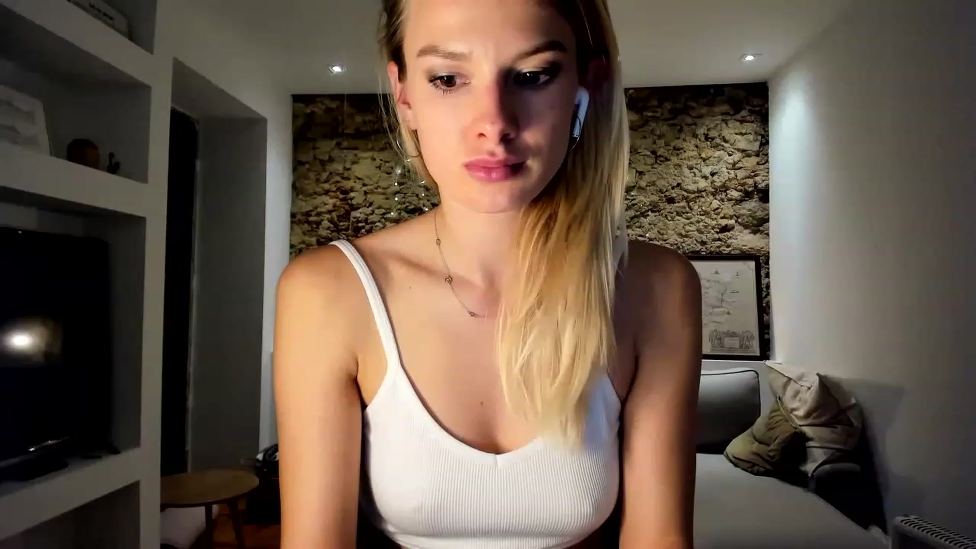 Gallery image thumbnail from AnnSweetAngel's myfreecams stream on, 12/10/2022, 22:27 image 16 of 20