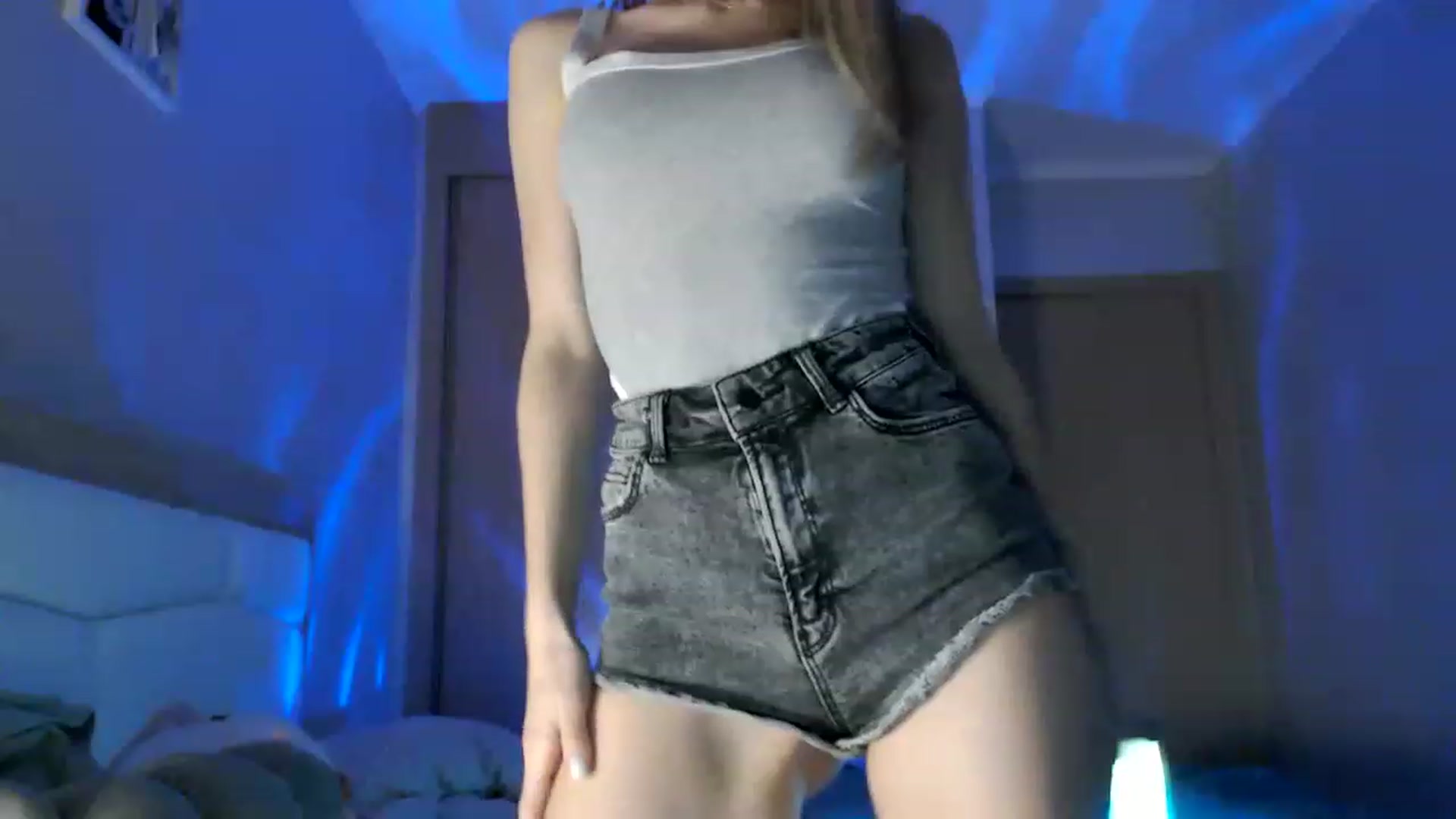 Gallery image thumbnail from Ann_apple's myfreecams stream on, 03/17/2023, 20:22 image 15 of 20