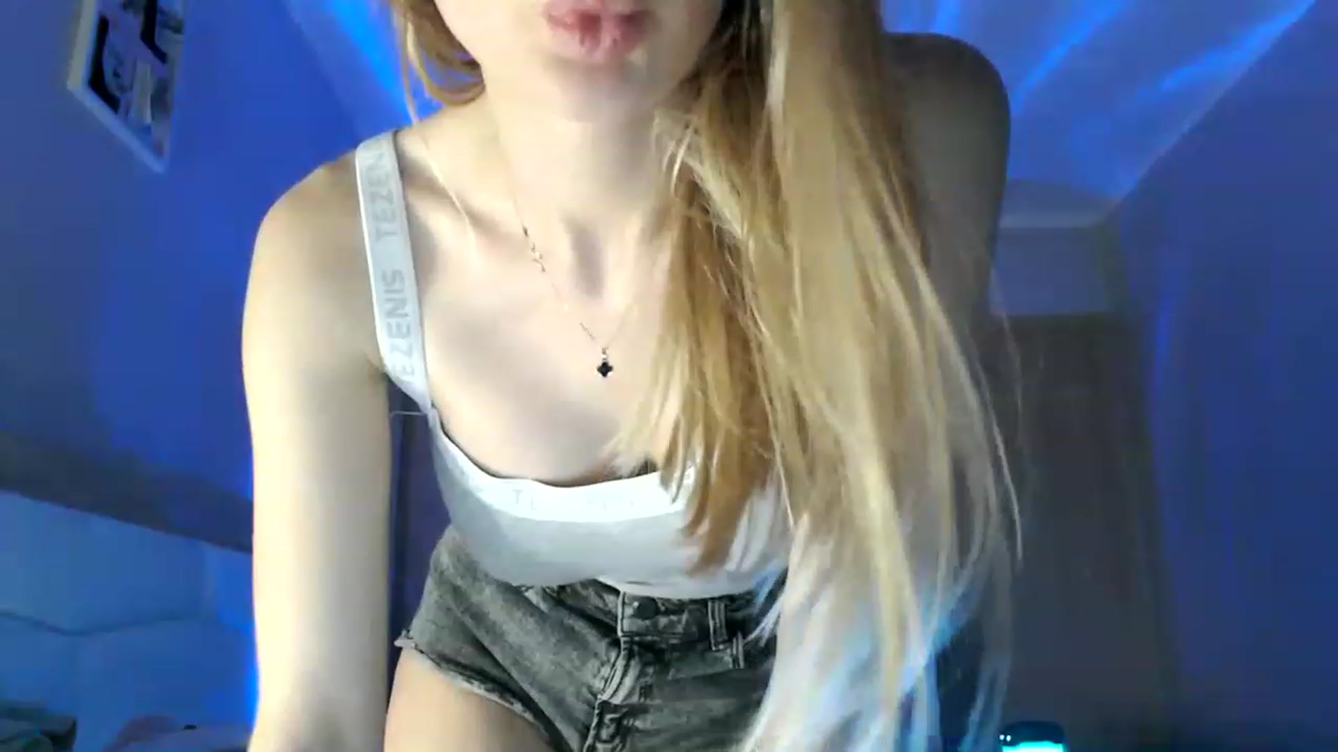 Gallery image thumbnail from Ann_apple's myfreecams stream on, 03/17/2023, 20:22 image 9 of 20