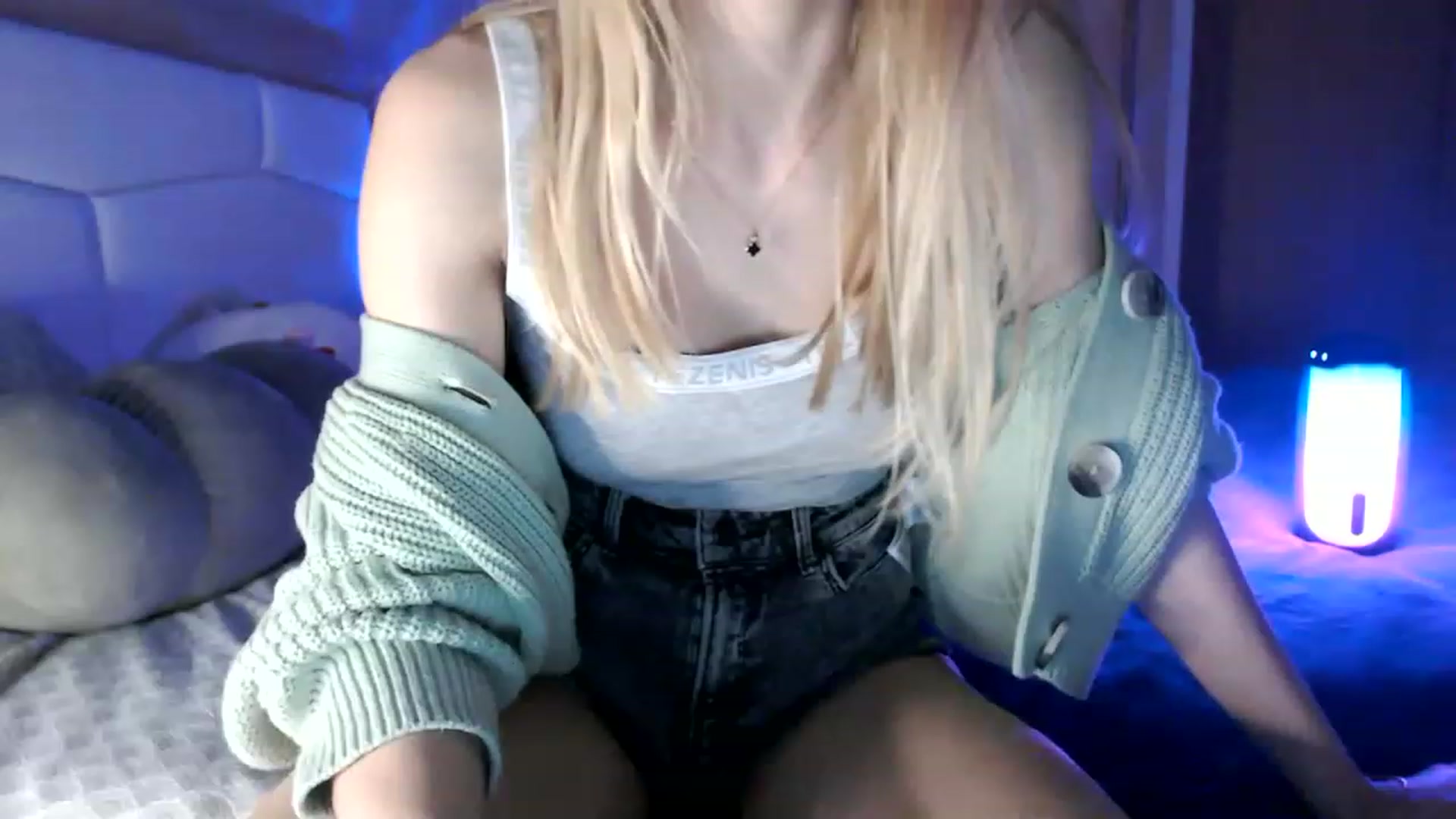 Gallery image thumbnail from Ann_apple's myfreecams stream on, 03/17/2023, 20:22 image 2 of 20