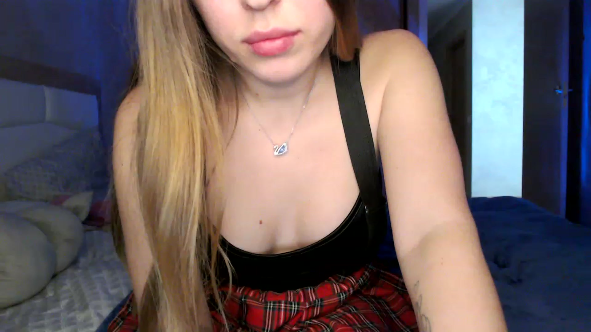 Gallery image thumbnail from Ann_apple's myfreecams stream on, 03/29/2023, 20:49 image 10 of 20