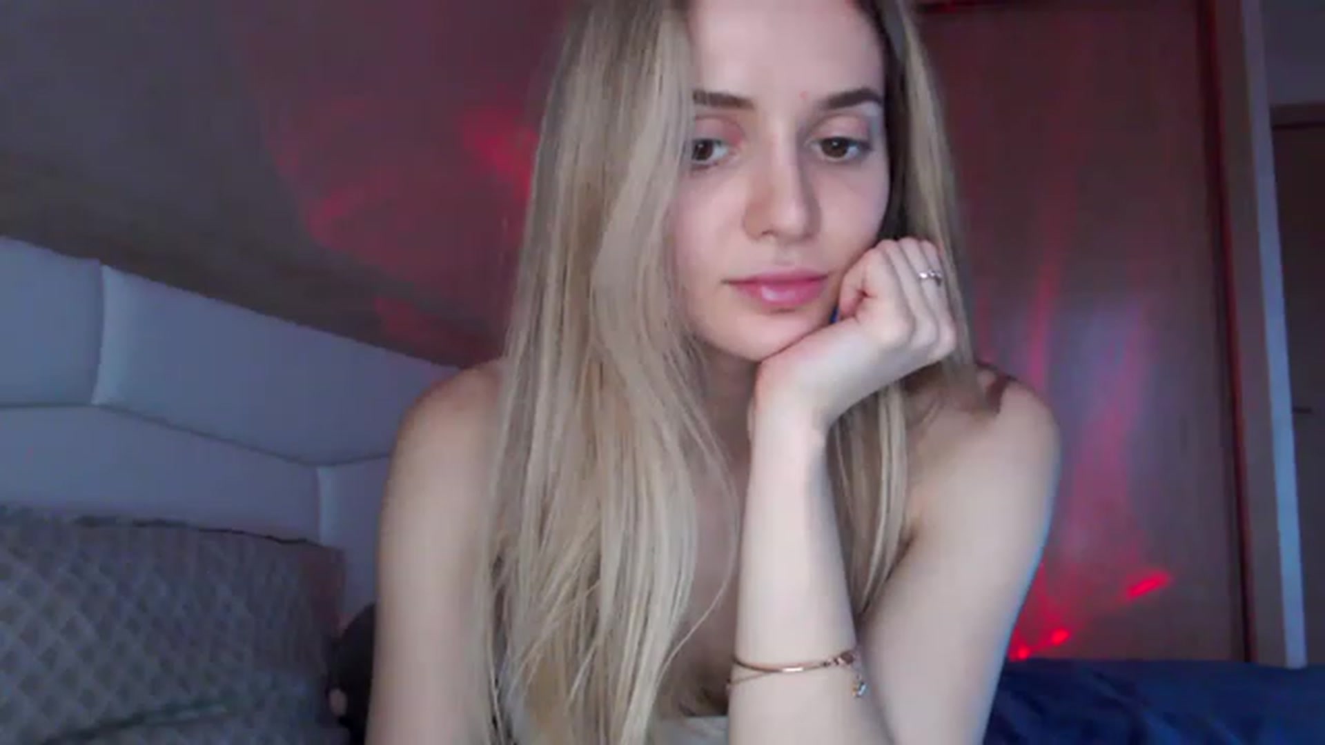 Gallery image thumbnail from Ann_apple's myfreecams stream on, 04/12/2023, 17:04 image 13 of 20